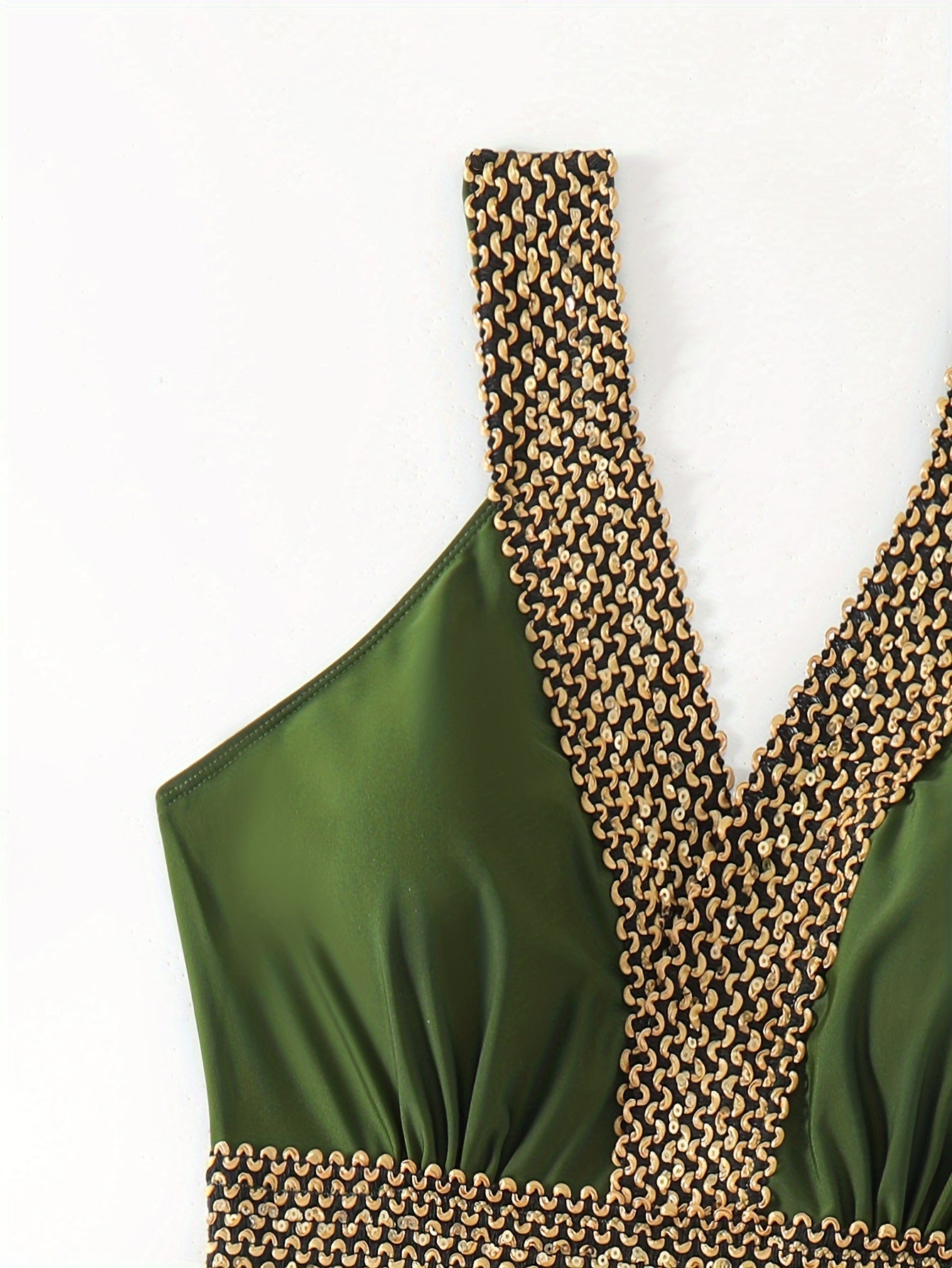 Ayollar uchun V shaklidagi orqa tugmalari bilan orqasiz "Golden Band" bir parcha suzish kiyimini taqqoslang.