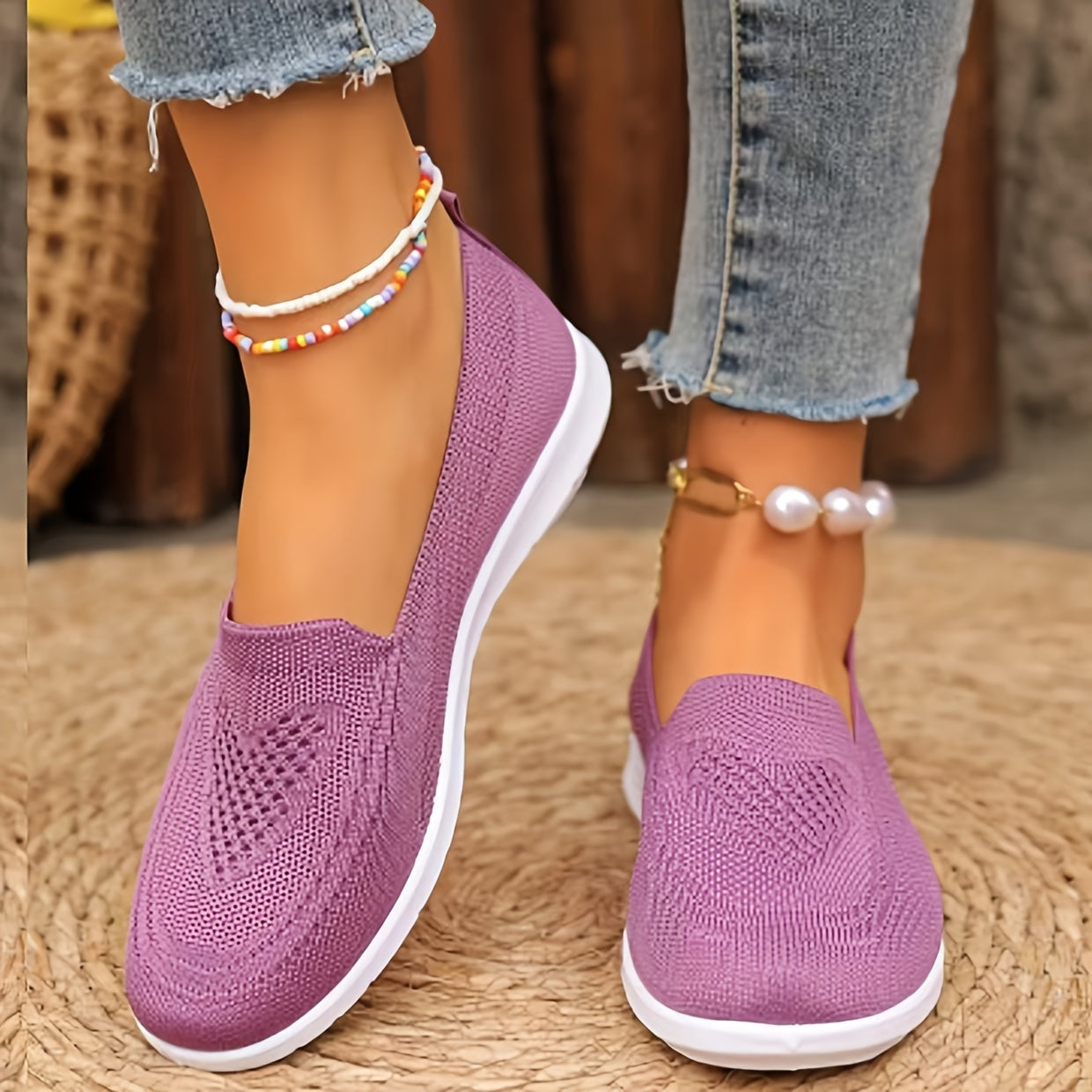 Ayollar uchun slip-on krossovkalari yengil va nafas oladigan, PVC taglik va mato astar bilan. Har mavsum uchun mukammal, bir nechta ranglarda mavjud.