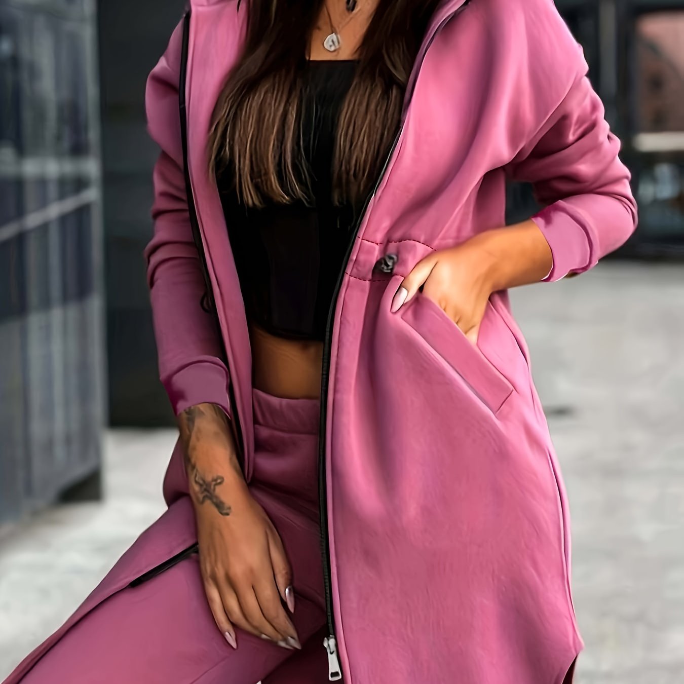 Katta o'lchamdagi ayollar uchun xit gray hoody va jogger to'plami. Asimmetrik qirralari bilan zip-up uzun qo'lqopli yuqori va tortishqoq shimlar mavjud. Polyester aralashmasidan tayyorlangan va mashinada yuvish mumkin.