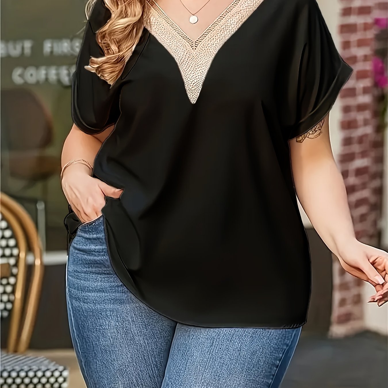 Plus o'lcham ayollar uchun V-yuqa qisqa sleeves T-shirt bir xil rangli kundalik ko'ylak