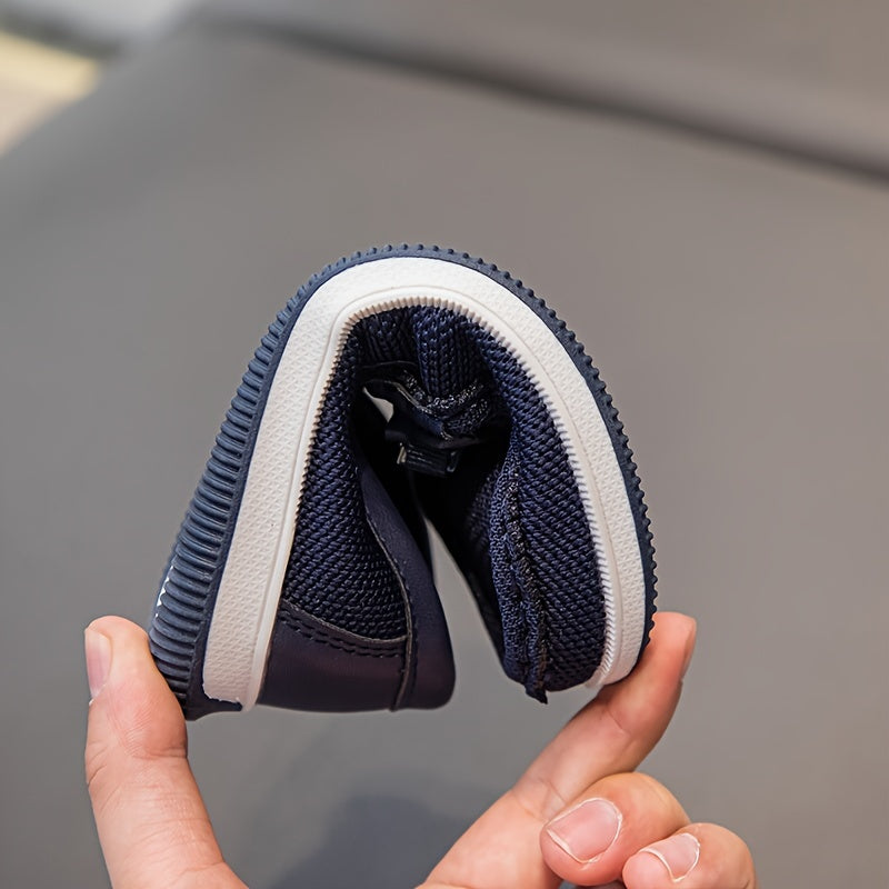 Erkaklar uchun slip-on loafers nafas oladigan mato, engil dizayn, dumaloq barmoq, past yuqori, TPR taglik bilan ajralib turadi. Kundalik va biznes kiyimlari uchun mos bo'lib, minimalist uslubda har kuni qulaylik ta'minlaydi.