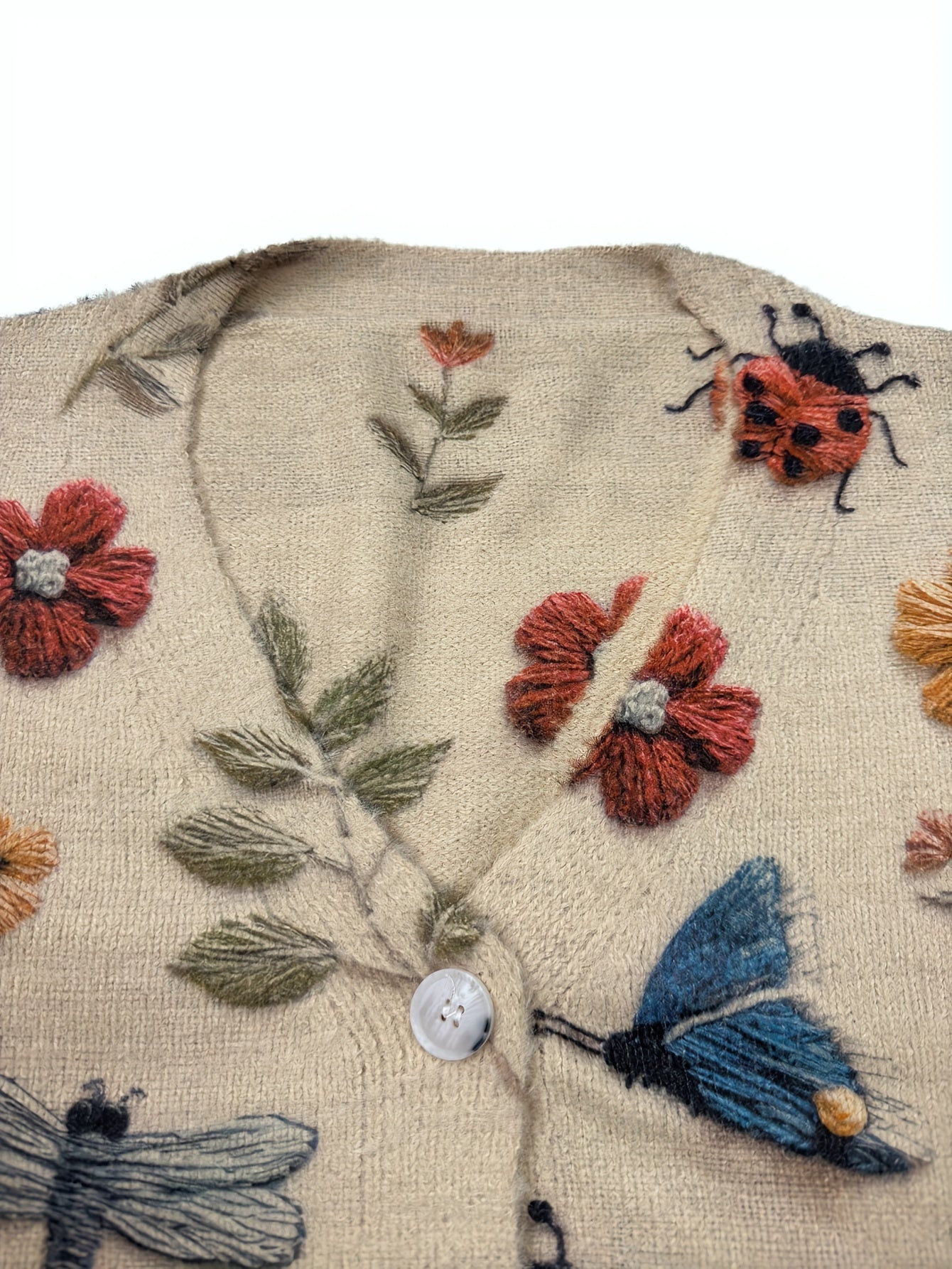 Ayollar uchun katta o'lchamli gullü va hasharotli bosma cardigan bej V-shakli bo'yinli uzun qo'lqopli pullover