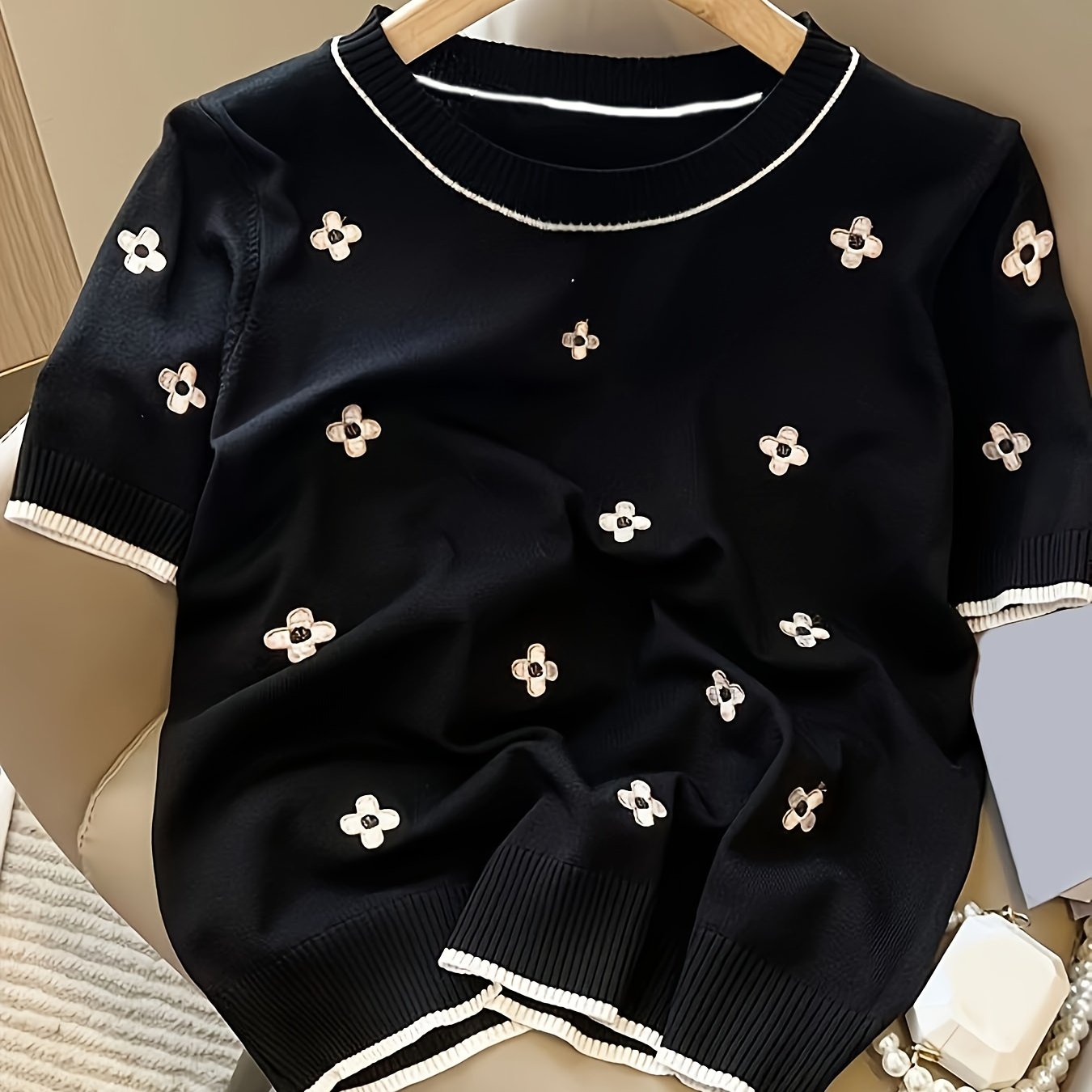 Вязаный свитер с вышивкой и круглым вырезом для женщин в контрастных цветах.