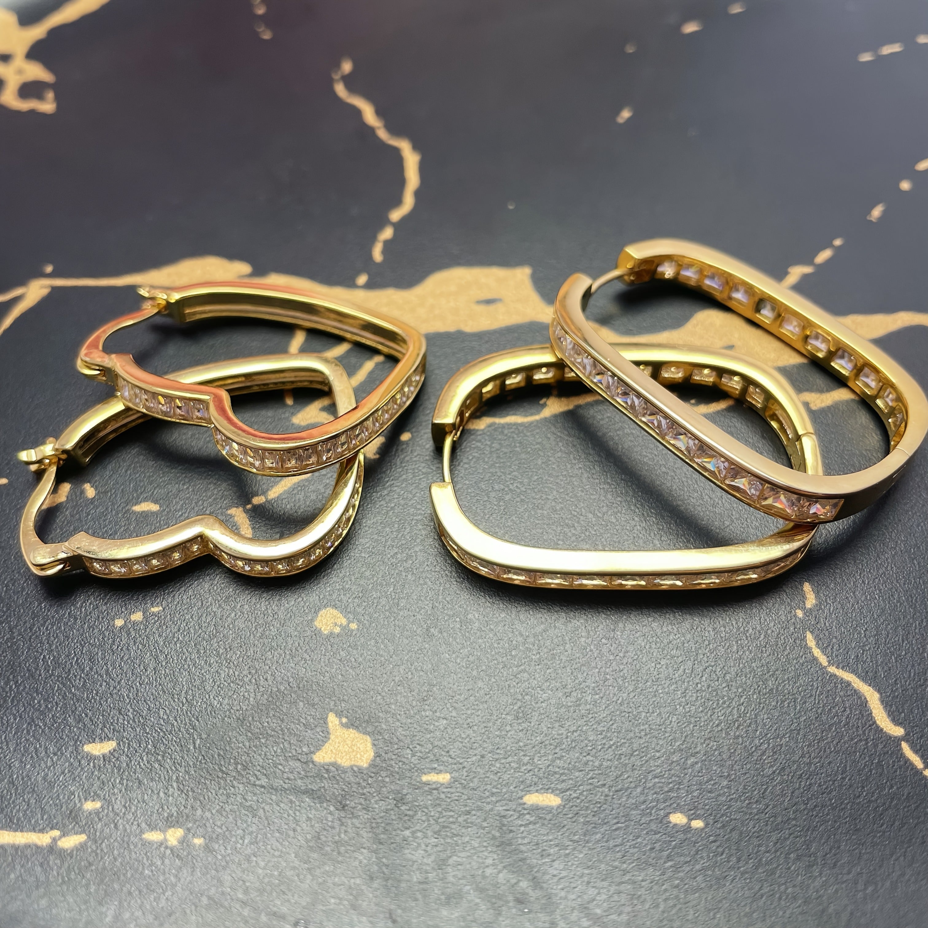 "14K oltin qoplamali misdan, tabiiy zirkonlardan, 925 sterling kumushdan tayyorlangan vintage boho uslubidagi halqa marjonlarining ikki juftini oling. Ushbu rangsizlanmaydigan hashamatli marjonlar partiyalar va ta'tillar uchun mukammaldir va ideal"