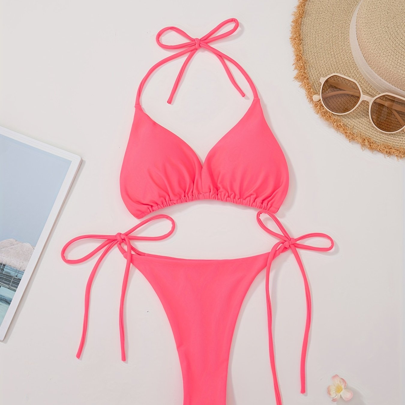 Женский двухпредметный купальник с бюстгальтером на завязках и V-образными плавками.