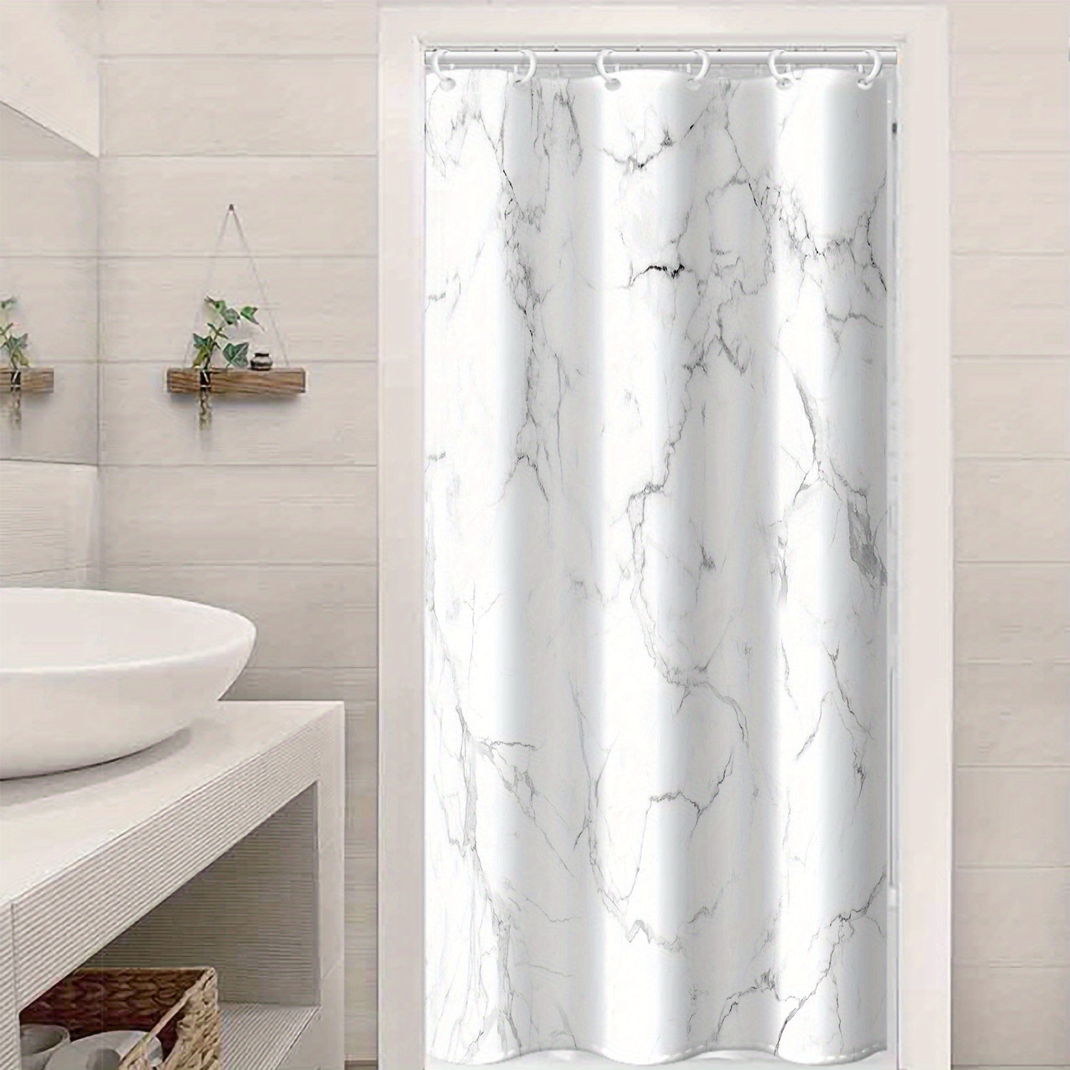 1 dona Marmar naqshli dush pardasi, och kulrang va oq chiziqli, suv o'tkazmaydigan, plastik ilgichlar bilan. Mashinada yuvish mumkin, uy va mehmonxona hammomlari uchun mos.