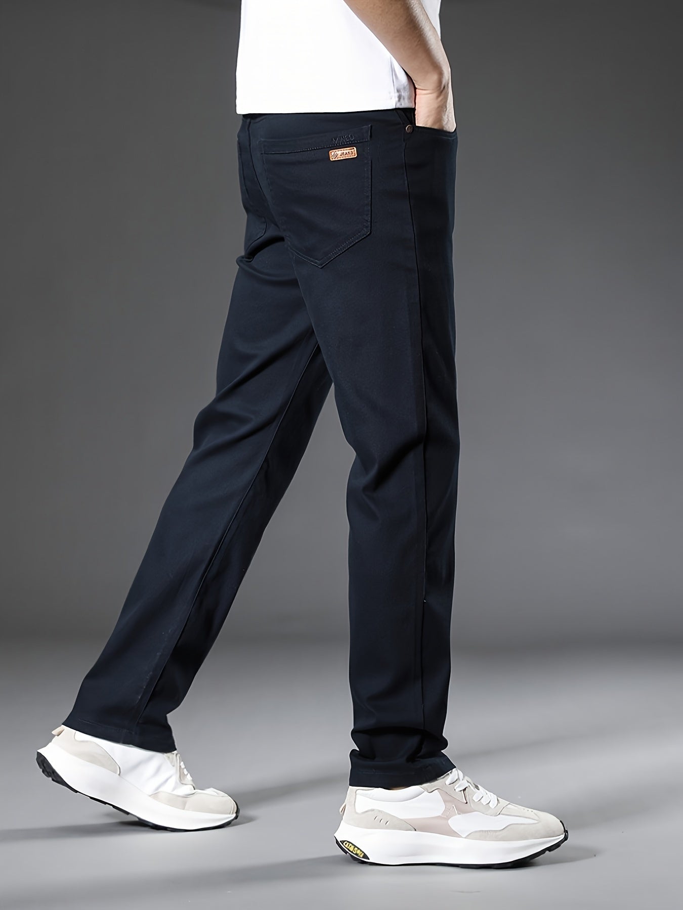 Erkaklar uchun tasodifiy denim jinsi shimlar, chuqur ko'k rangda, paxta aralashmasidan, oddiy kesimda, to'g'ri oyoq, tugma yopish, yuvilgan ko'rinish, belsiz, o'rta bel, barcha mavsumlar uchun, kattalar o'lchovlari.