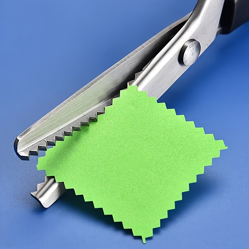 To'qimachilik va hunarmandchilik uchun serratlangan qirralarga ega zanglamaydigan po'latdan yasalgan qirqish qaychi. O'ng va chap qo'l uchun qulay tutqich, 14 yoshdan oshganlar uchun.