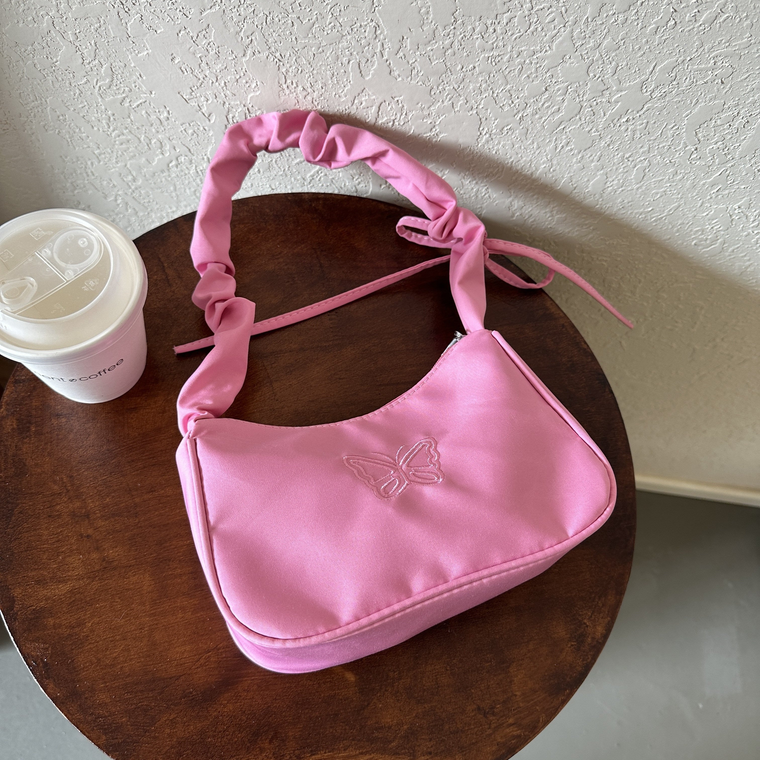 Стильная сумка через плечо с принтом бабочек для женщин, выполненная из повседневной оксфордской ткани с драпированным облачным дизайном, застежкой на молнии и полиэстеровой подкладкой.