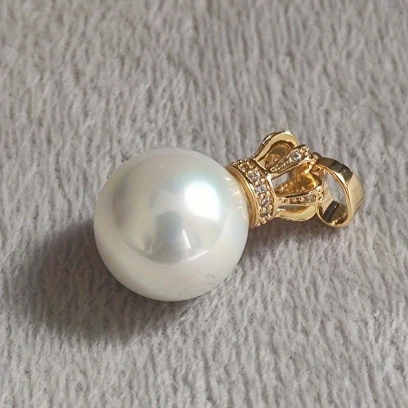 14K oltin qoplamali, toj qopqog'i bilan bezatilgan hashamatli ayollar marjon, 12mm dumaloq kuchli yorqin marvarid bilan. Ushbu nobel va nafis pendant hashamatni ifodalaydi, uning mukammal dizayni va zamonaviy jozibasi bilan.