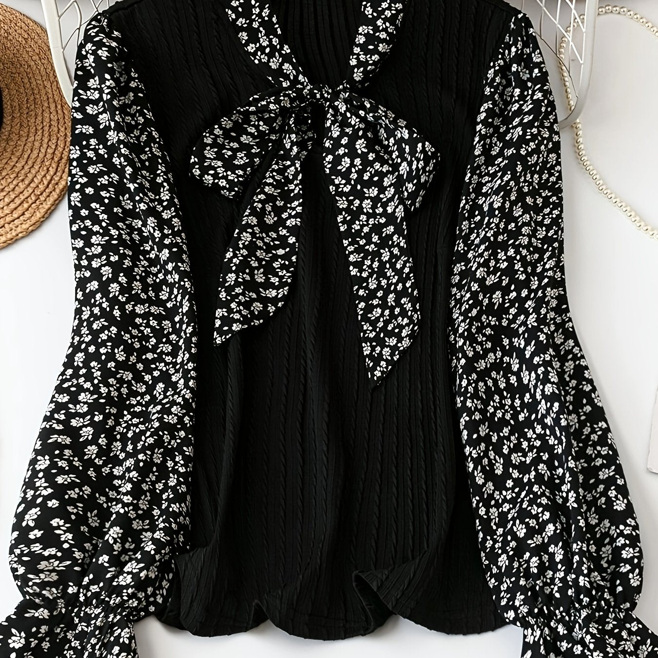 Qulupnay bog'ichli, ruffle qirralari va pastki qismi bilan qora va oq rangdagi zamonaviy uzun qo'lqopli ko'ylak, cho'ziluvchan polyester aralashmasidan tayyorlangan. Har qanday faslga mos keladi.