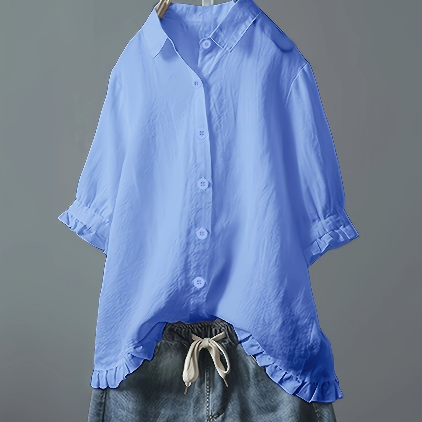 Plus o'lcham ayollar uchun yengil ko'k rangli kundalik ko'ylak, rufflesi bo'lgan qisqa ko'kraklar va cho'ntaklar