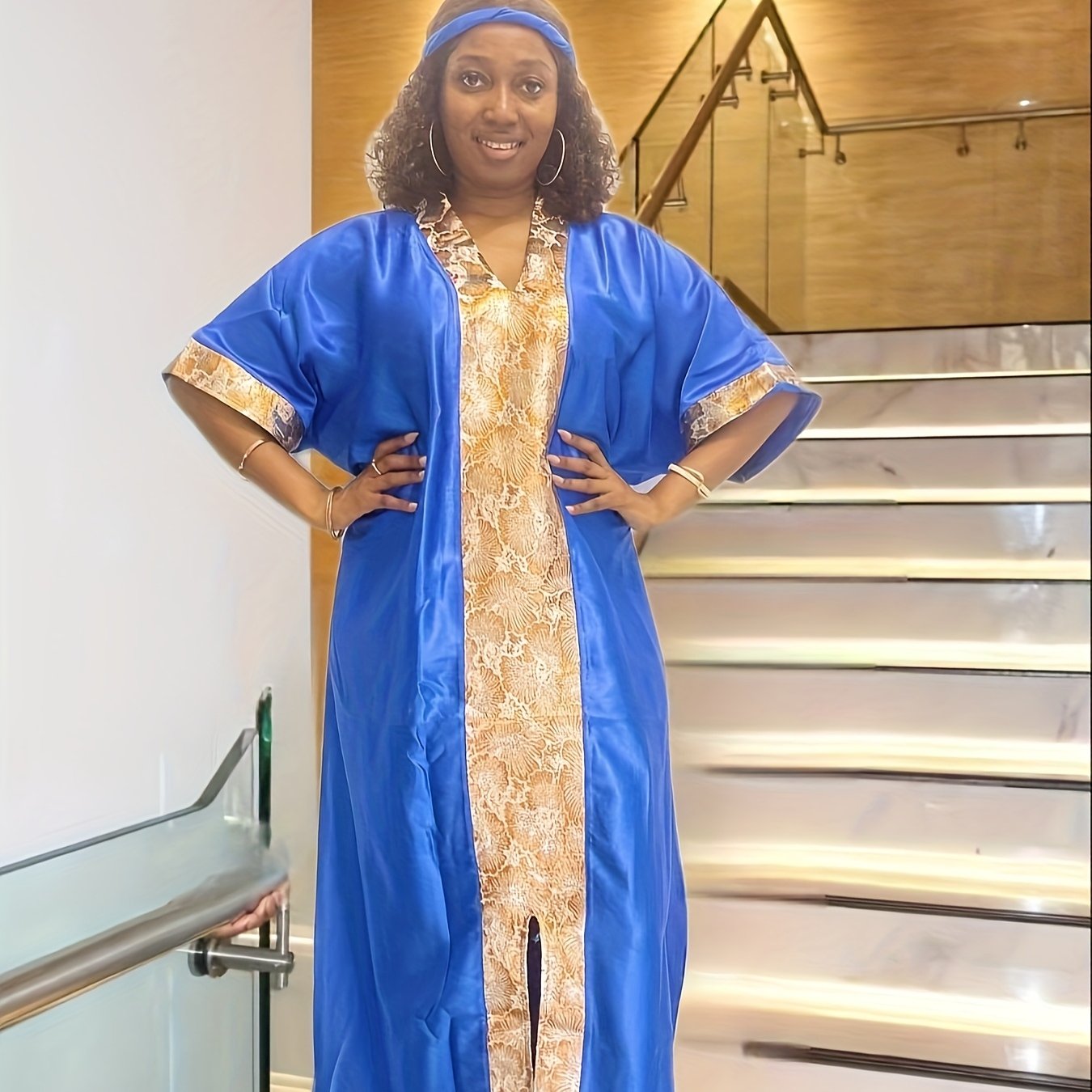 Ayollar uchun ko‘k va oltin rangli blokli musulmon kaftan kiyimi va boshbog‘