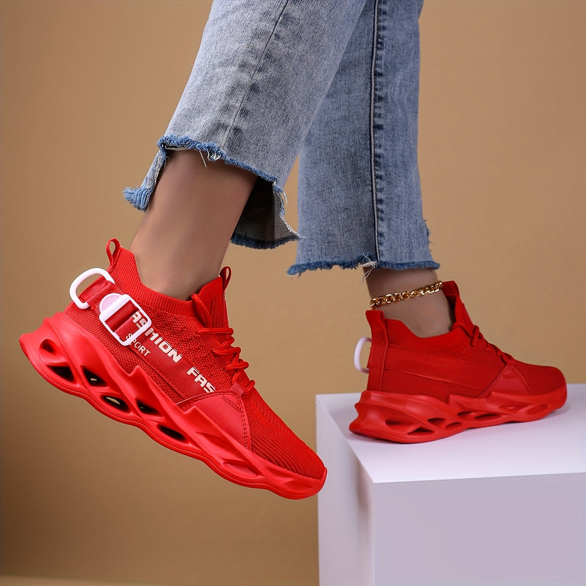 Ayollar uchun nafas oladigan qizil sneakers pastki qismi bilan lenta bilan yopiladigan kundalik poyabzal