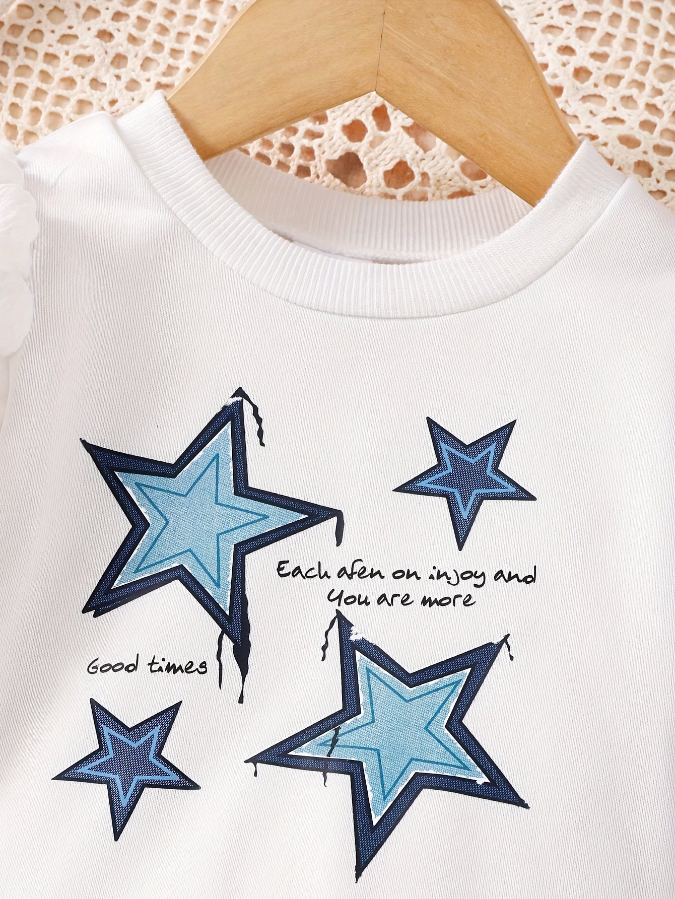 Qizlar uchun 2 qismli kiyim to'plami, multfilm yulduzi va harf bosma puff yengli bluzka, kamon, va bell bottom jinslari - Bahor/Kuz va ochiq havoda faoliyatlar uchun ideal.