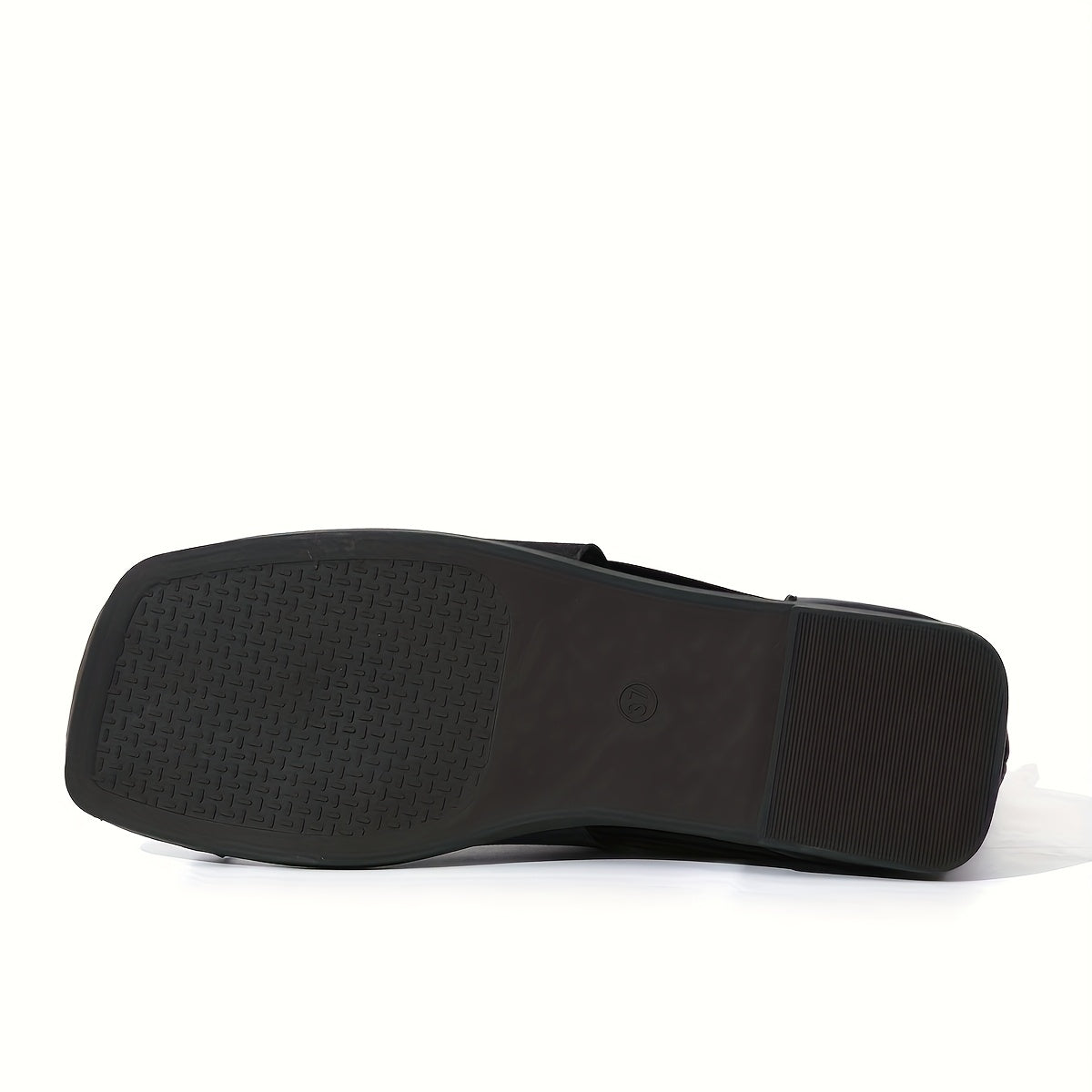 Qalin tovonli moda sandallari, barmoq bog'ichli, ikki qatlamli sintetik materialdan tayyorlangan.