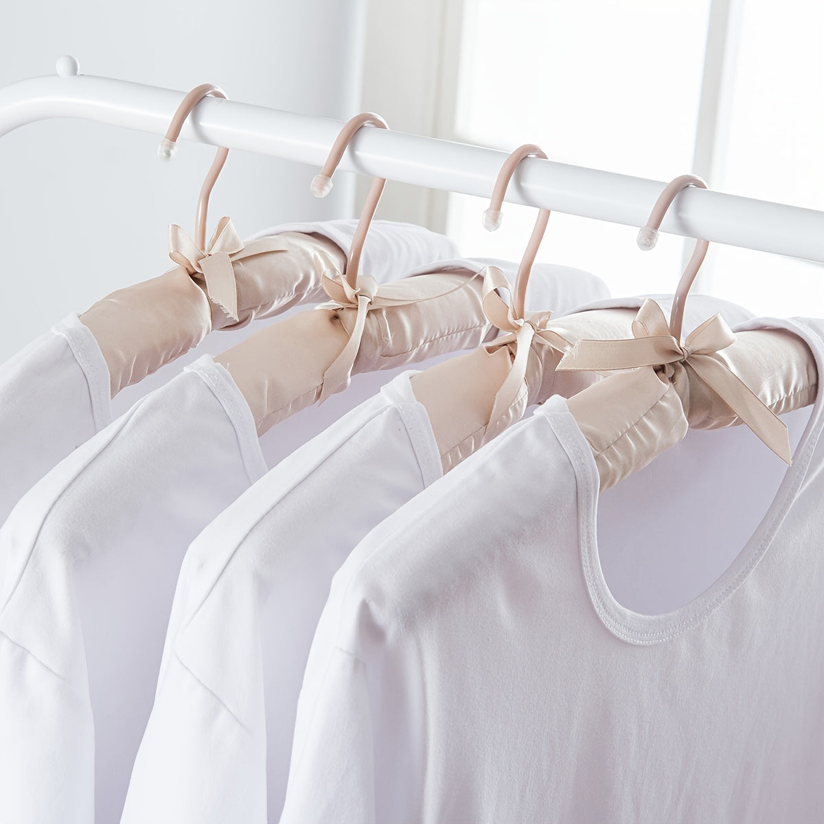 Juego de 10 elegantes perchas francesas de madera con acabado satinado y organizadores antideslizantes para armario