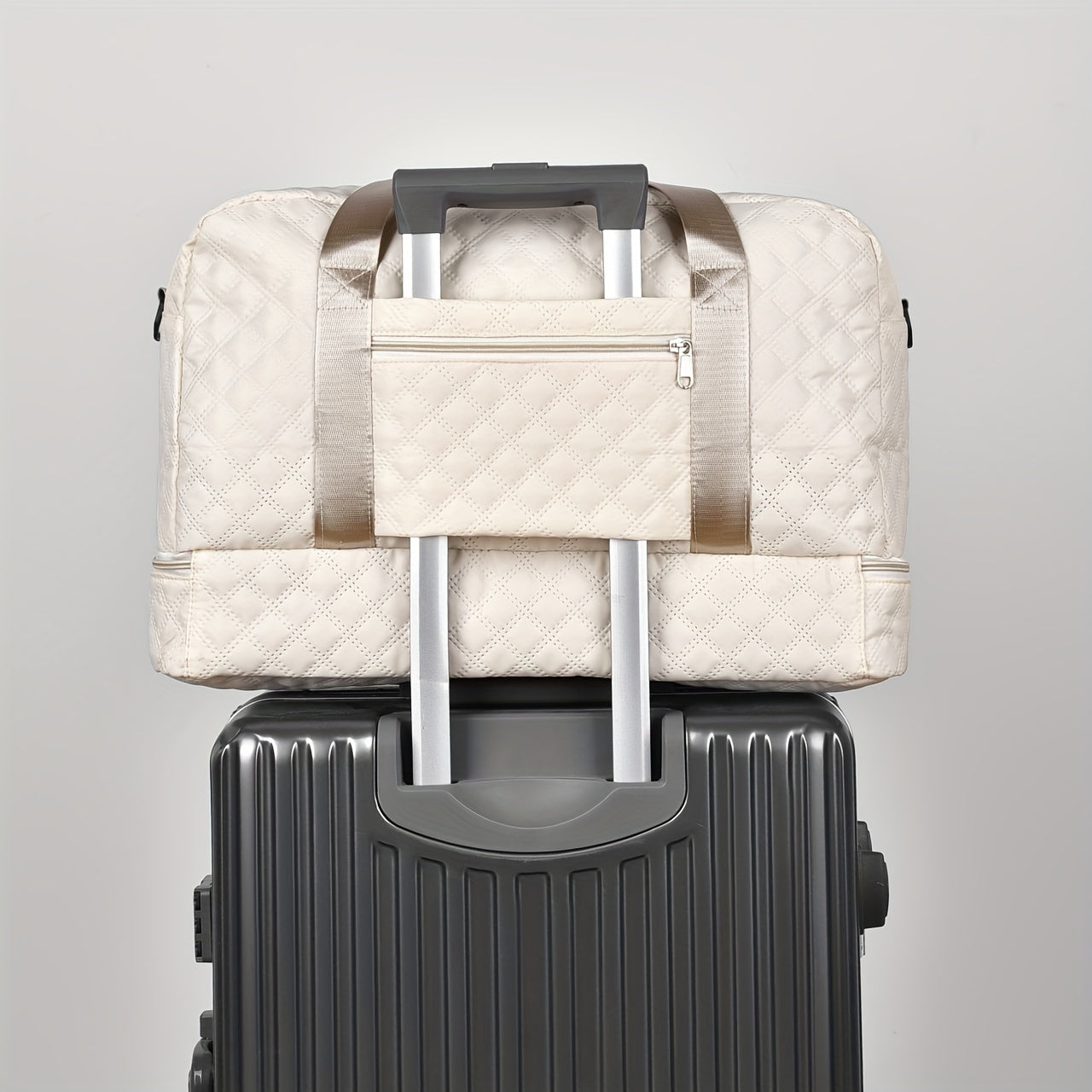 Minimalist bir rangli sayohat sumkasi, katta sig'imga ega va yengil dizayni bilan harakatda foydalanish uchun.