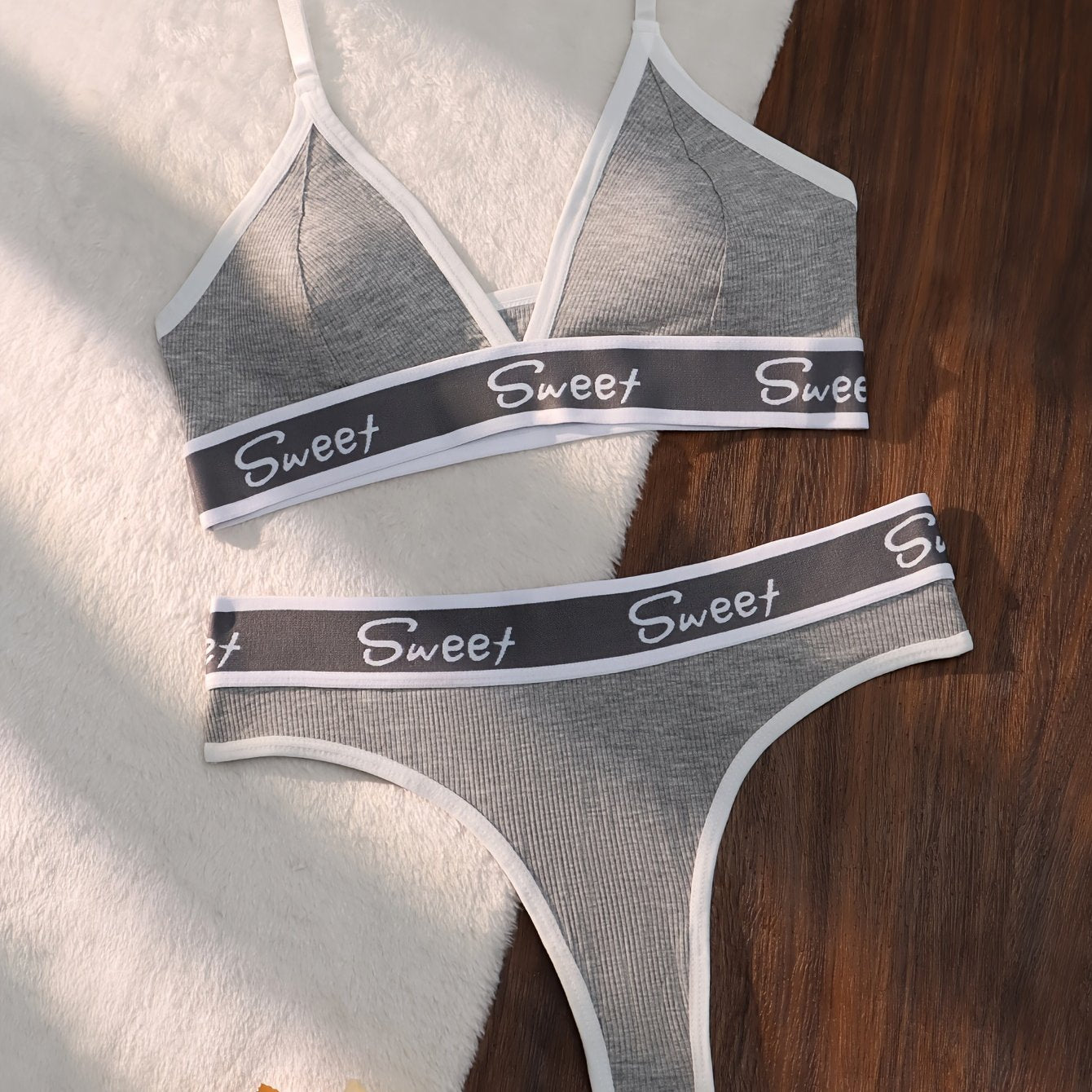 Ayollar uchun rangli blokli kamzuli brassiy va thong bilan harf bosma, sport ichki kiyim to'plami.