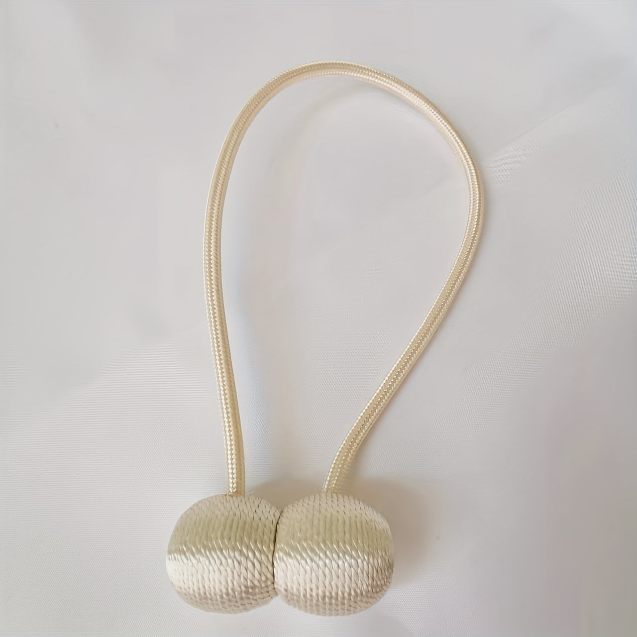 Cierre de cortina magnético con extremos esféricos dorados para soporte de cortina de ducha en baño