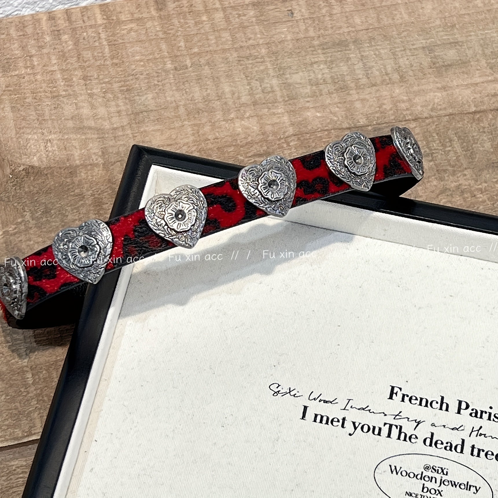 "Vino qizil rangdagi leopard naqshli yurak chokeri - Ayollar uchun boho-chic punk uslubidagi kesish yelka marjon, partiyalar va festival uchun ideal"