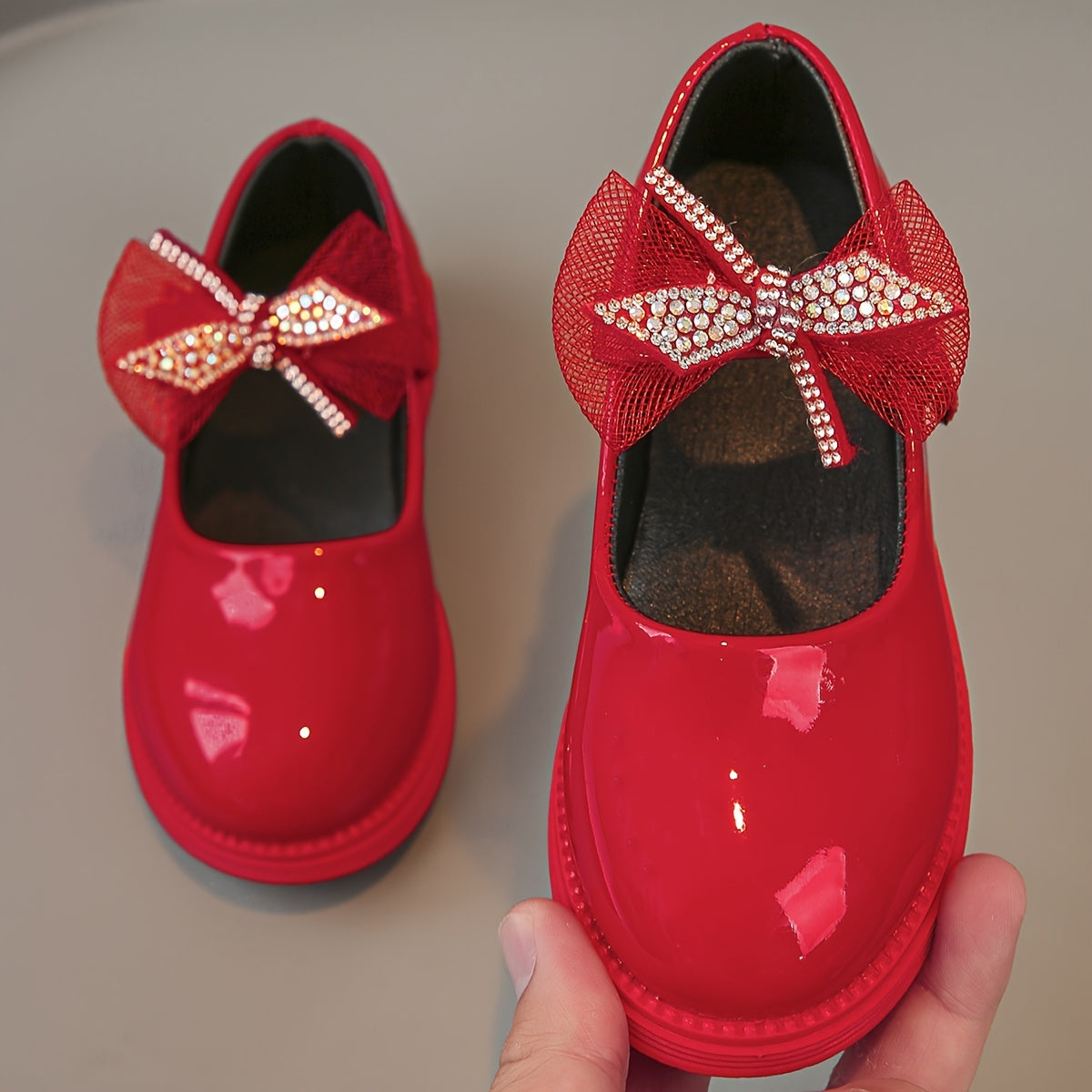 Bolalar uchun moslashuvchan tasma yopilishi, PU material, porloq kamon detali bilan bir rangli tekis poyabzal, 14 yoshgacha bo'lgan bolalar uchun mos keladi.