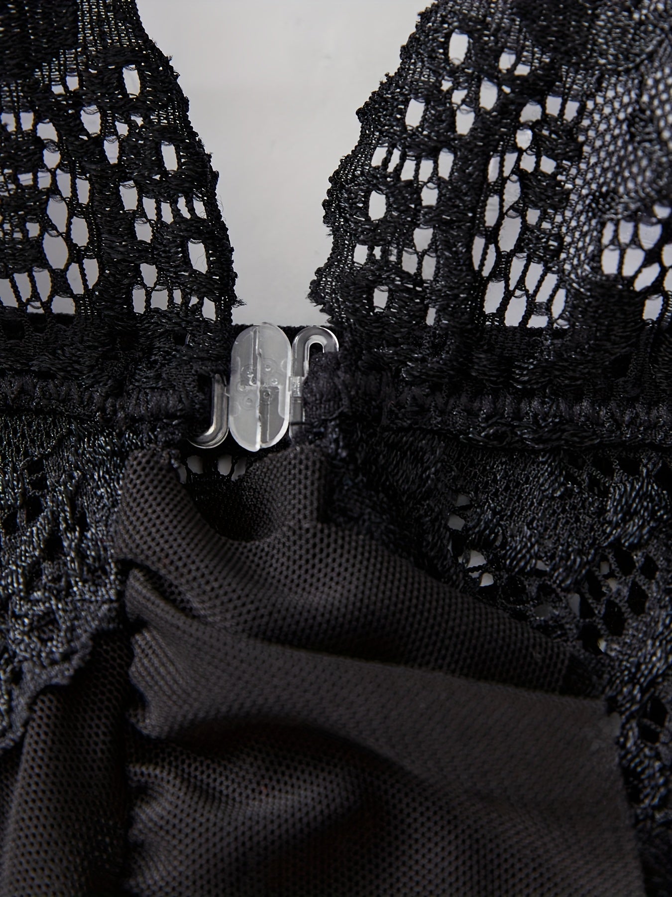 Jozibali dantel ichki kiyim to'plami chuqur V kesimli ko'ylak va thong bilan.