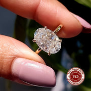 Oddiy va nafis 14K oltin qoplamali S925 kumush uzuk, 1CT, 2CT yoki 3CT oval kesilgan sintetik kubik zirkoni bilan. Kundalik kiyish uchun yoki o'ylangan sovg'a sifatida mukammal.