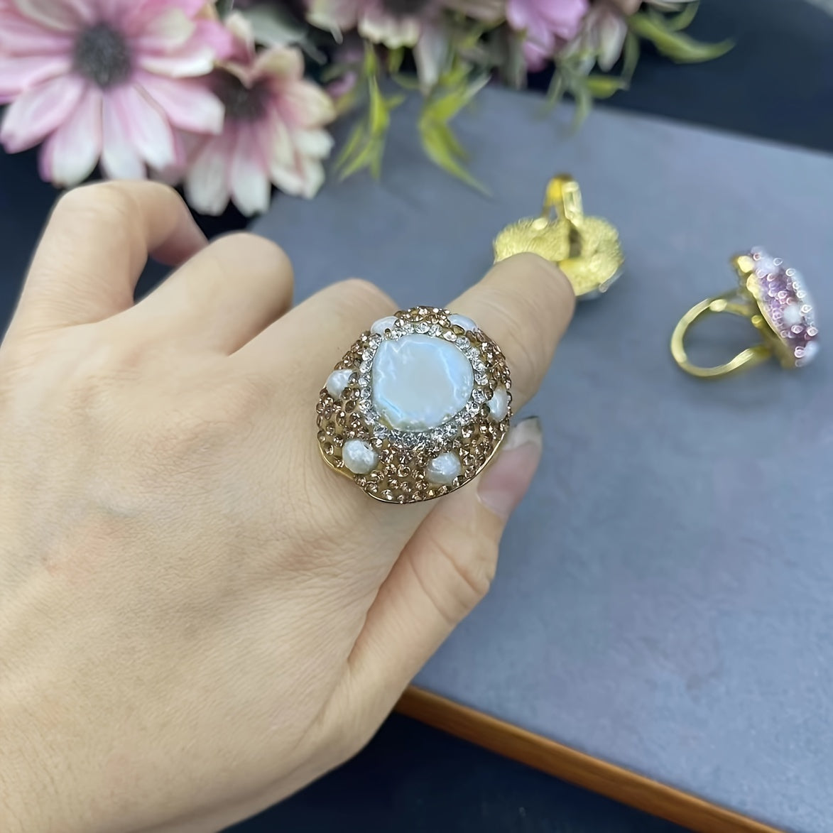 Tabiiy barokko shirin suv marvaridi va keramika loy inlay bilan original dizayn barmoq uzuk, yangi va o'ziga xos barokko uslubida.