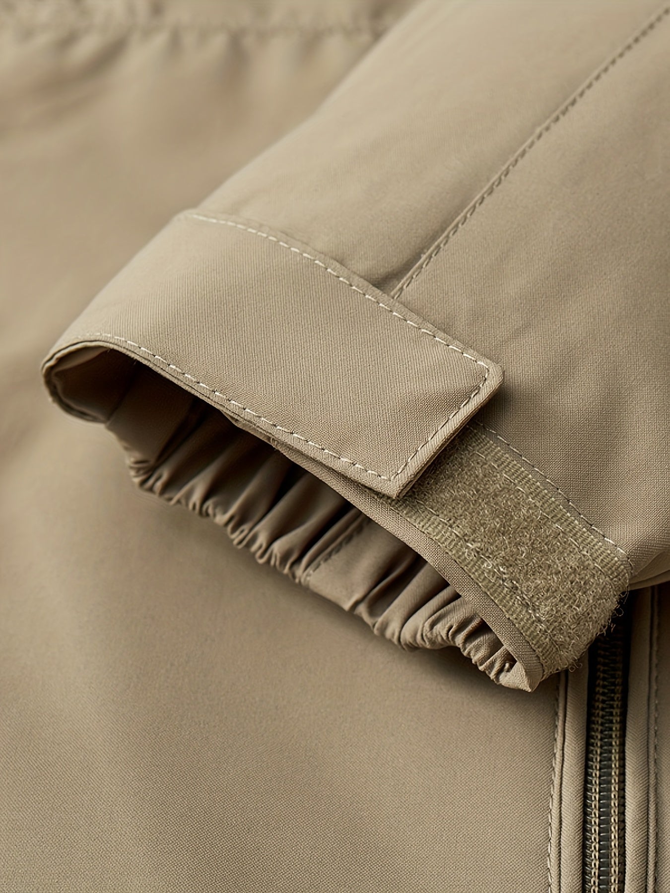 Erkaklar uchun qishki kurtka, ajratiladigan kaput va bir nechta cho'ntaklar bilan - Norasmiy va zamonaviy, junli tashqi kiyim