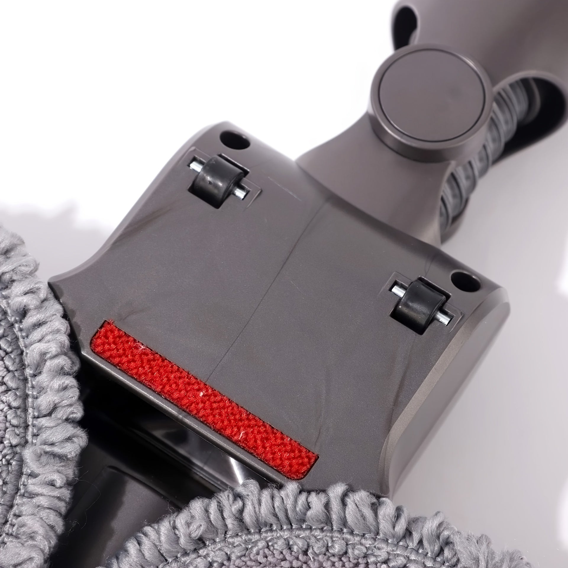 V7/V8/V10/V11 modellari uchun changyutgich aksessuarlari, mopa boshligi, asos, supuruvchi va quruq va nam tozalash uchun suv tankini o'z ichiga oladi. Faqat changyutgich bilan ishlatilishi mumkin, mustaqil ravishda emas.