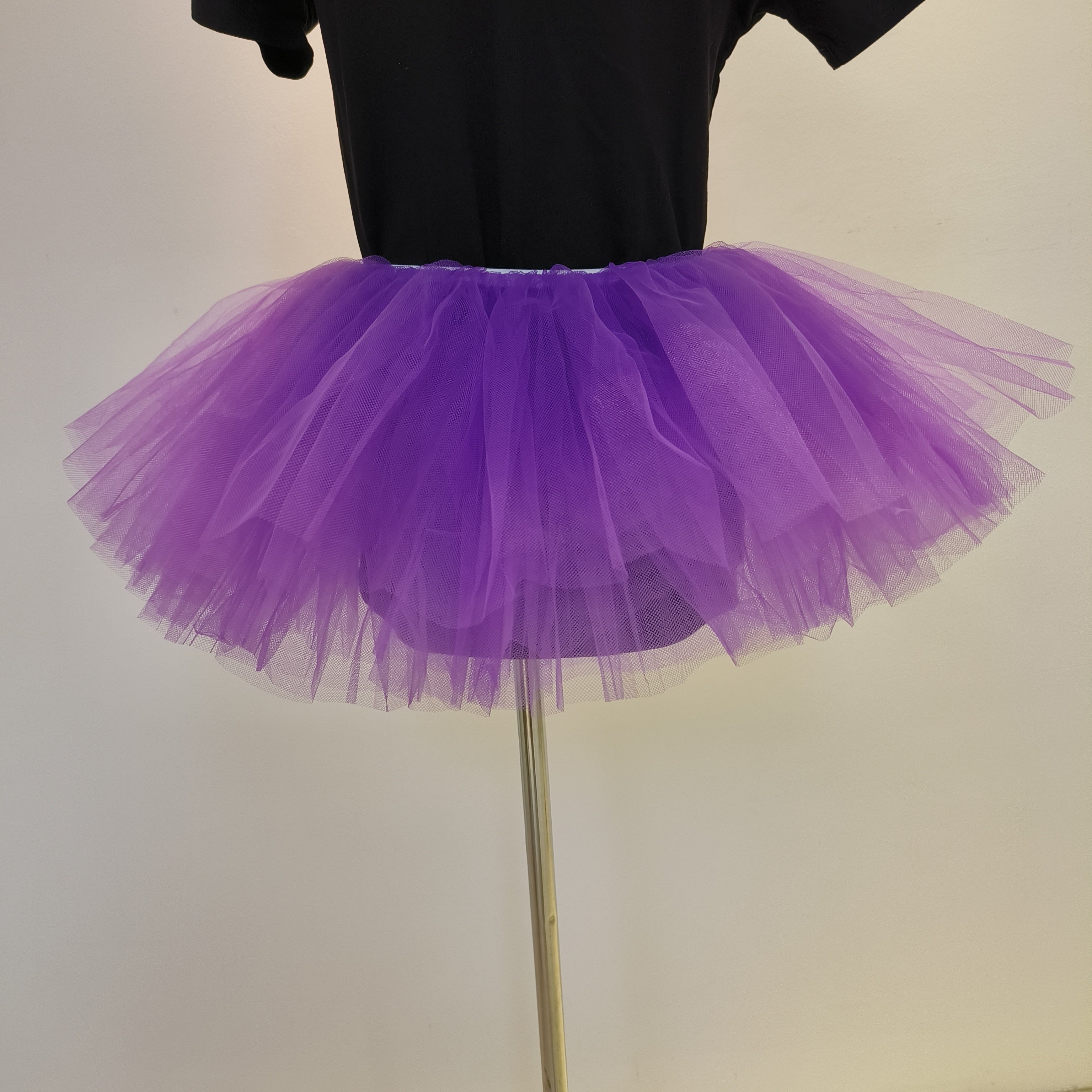 Bu Fluffy 80s Tutu yubkasi bilan partiyaga tayyorlaning! Ayollar va o'smirlar uchun mukammal bo'lgan, bu elastik bel yubkasi ultra-pufak ko'rinish uchun 5 qatlam tullega ega. Halloween, kostyum partiyalari va Rojdestvo kabi bayram tadbirlari uchun ideal.