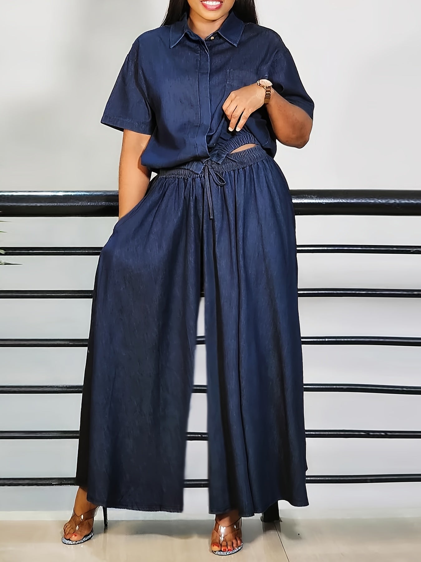 Yozgi qisqa yengli bluzka va elastik belli shimlar to'plami, mustahkam rangli rayon aralashmasidan tayyorlangan, bahor va kuz uchun ideal. Cho'ntaklar mavjud va qulaylikni ta'minlaydi.