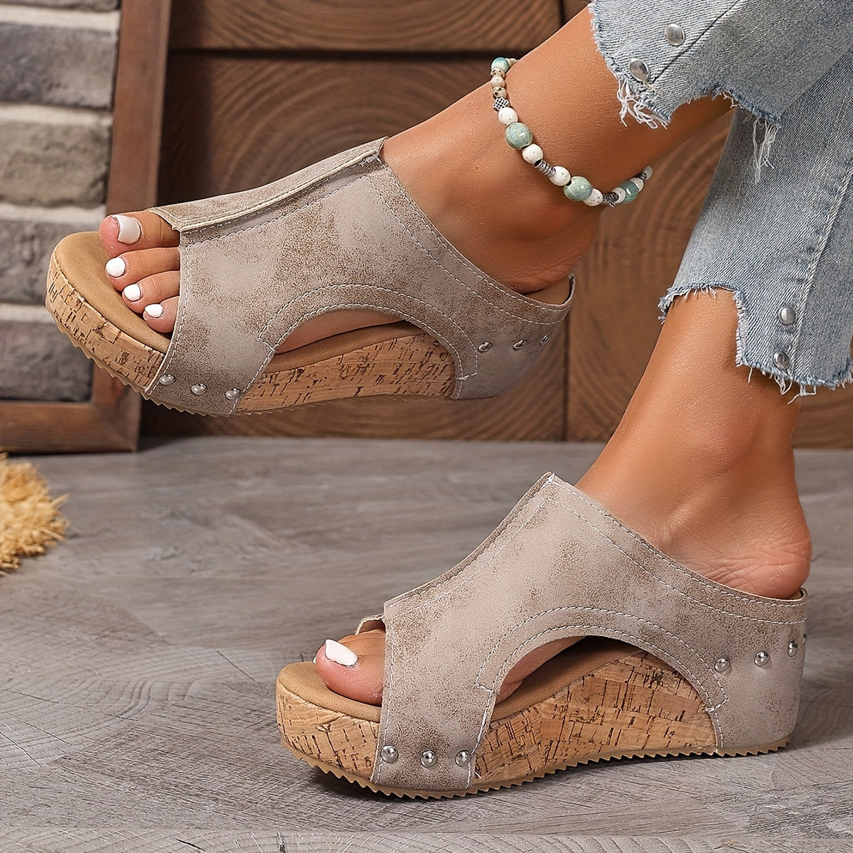 Ayollar uchun faux charmli slayd sandalilar, studli detall va qiyalik taglik bilan