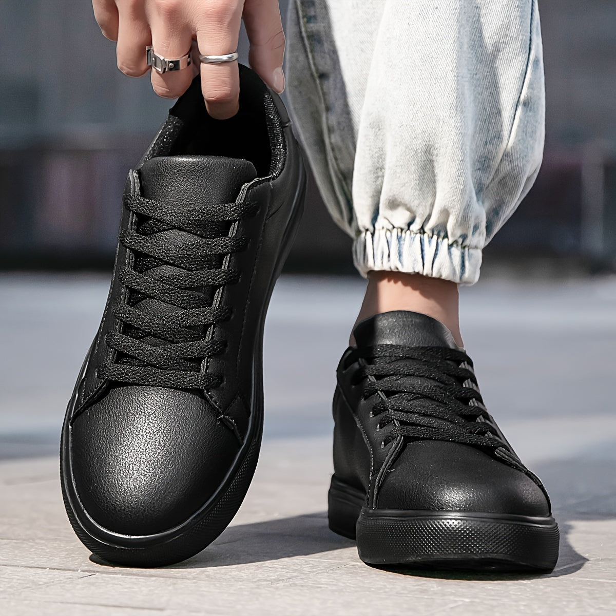 Tashqi yurish uchun mustahkam zamonaviy erkak krossovkalari, barcha mavsumlar uchun.