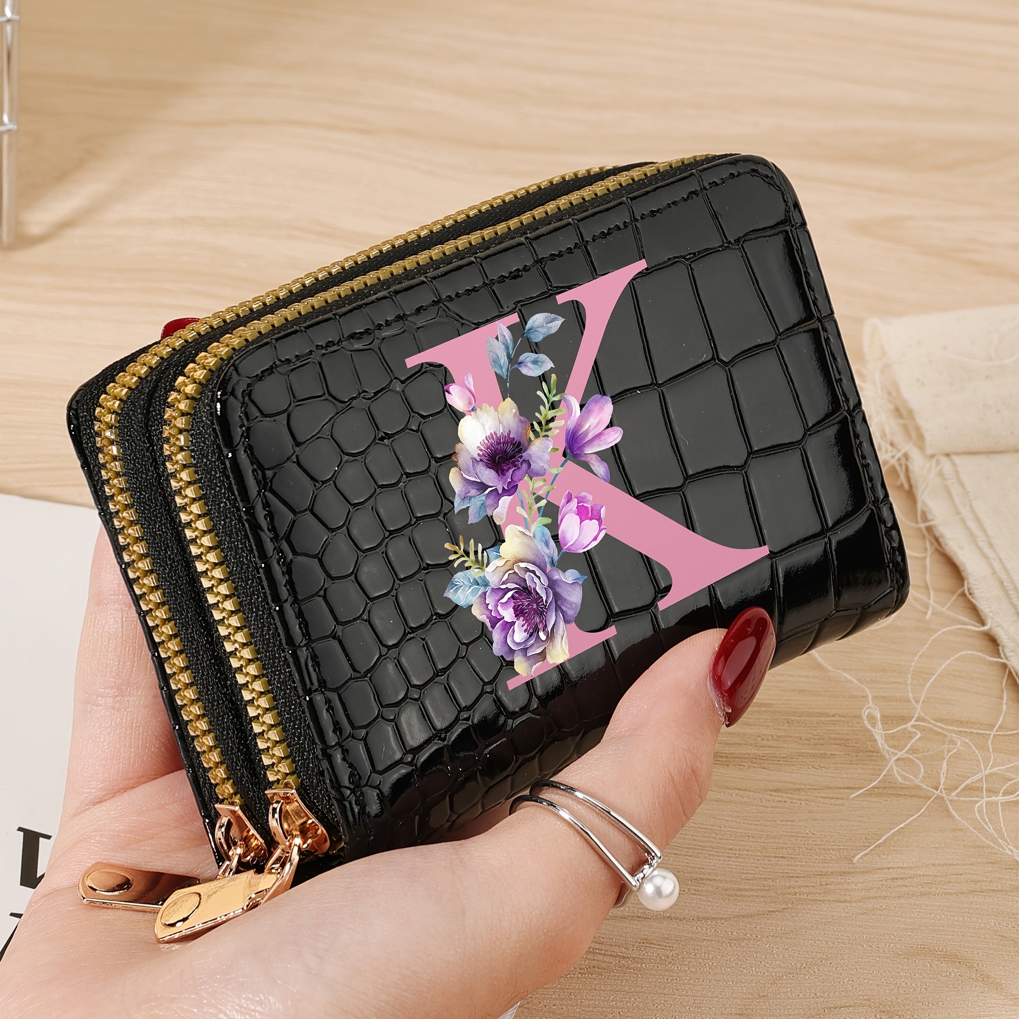Стильный женский кошелек с крокодиловым узором и дизайном "P", сумка с двойной молнией черного, белого и розового цветов. Модная монетница для путешествий и повседневного использования, школьный аксессуар с текстурой.