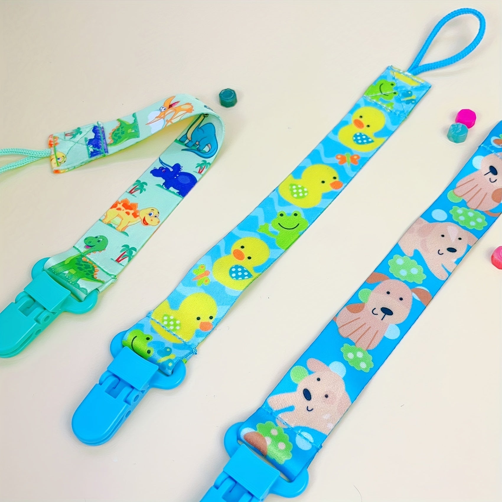 Clip de chupete de plástico de dibujos animados con patrón caprichoso y clip de sujeción