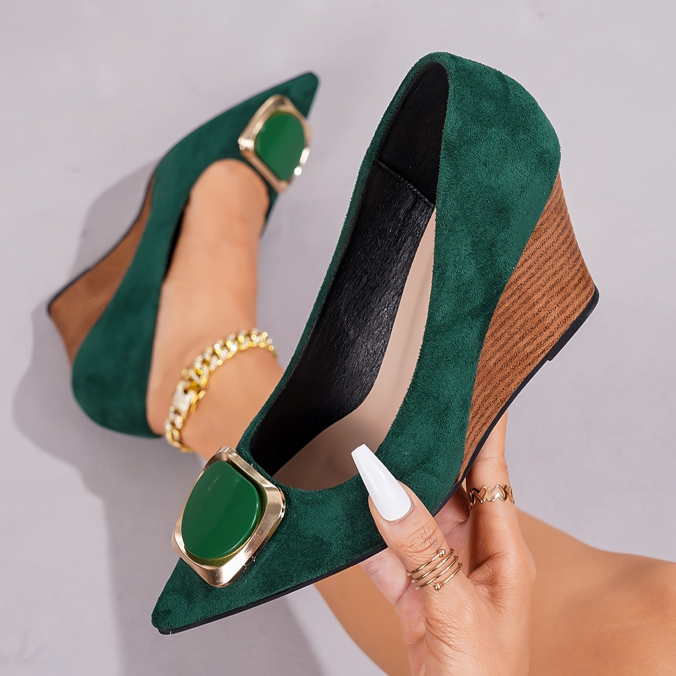 Ayollar uchun qora kengaytirilgan poyabzal, nuqtali barmoqli, oson kiyiladigan, oltin burmalı pumpalar