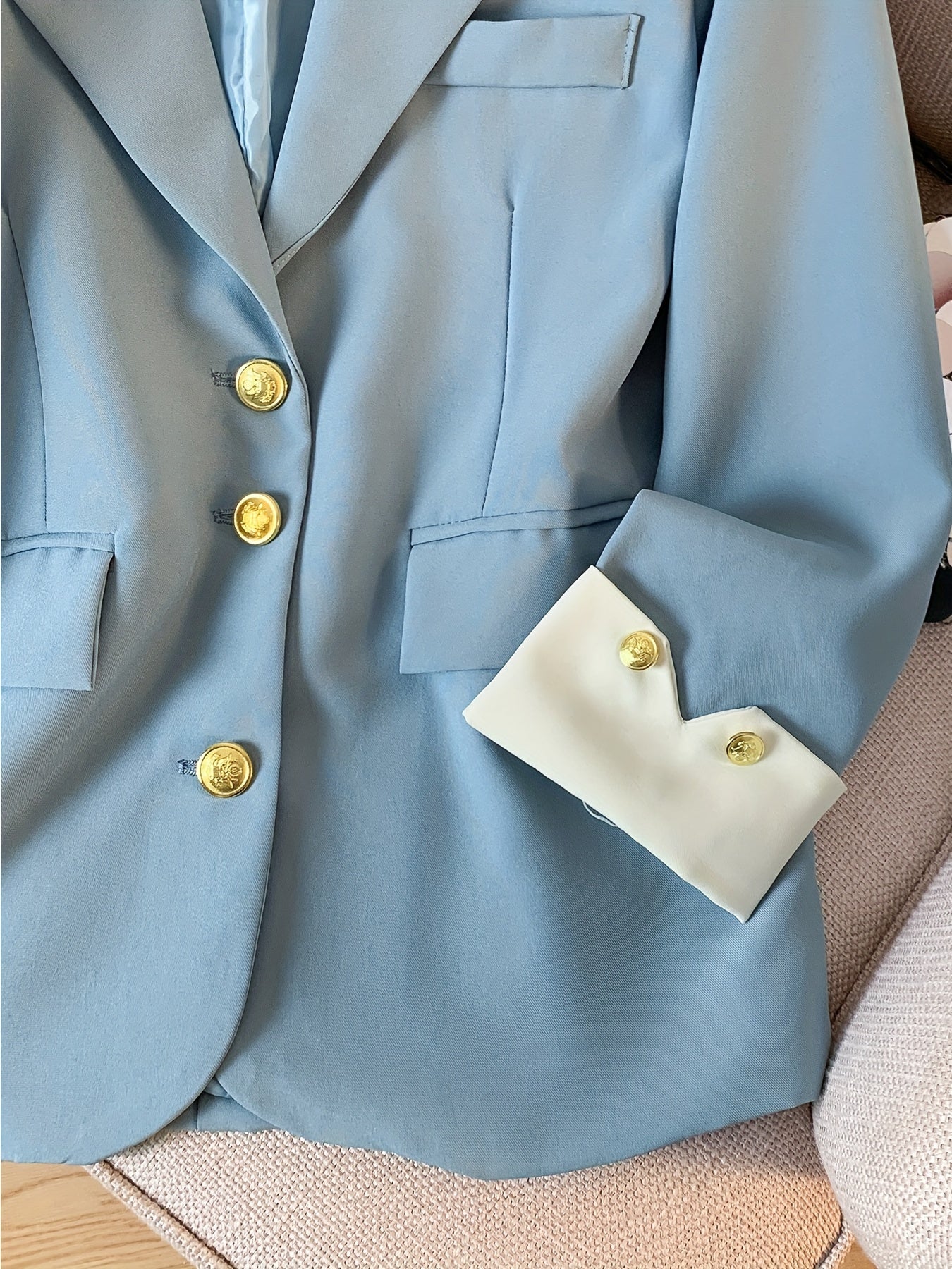 Blazer de poliéster azul claro para mujer con detalles de botones dorados para primavera y otoño

Source:
Women's Light Blue Polyester Blazer with Gold Button Details for Spring and Fall