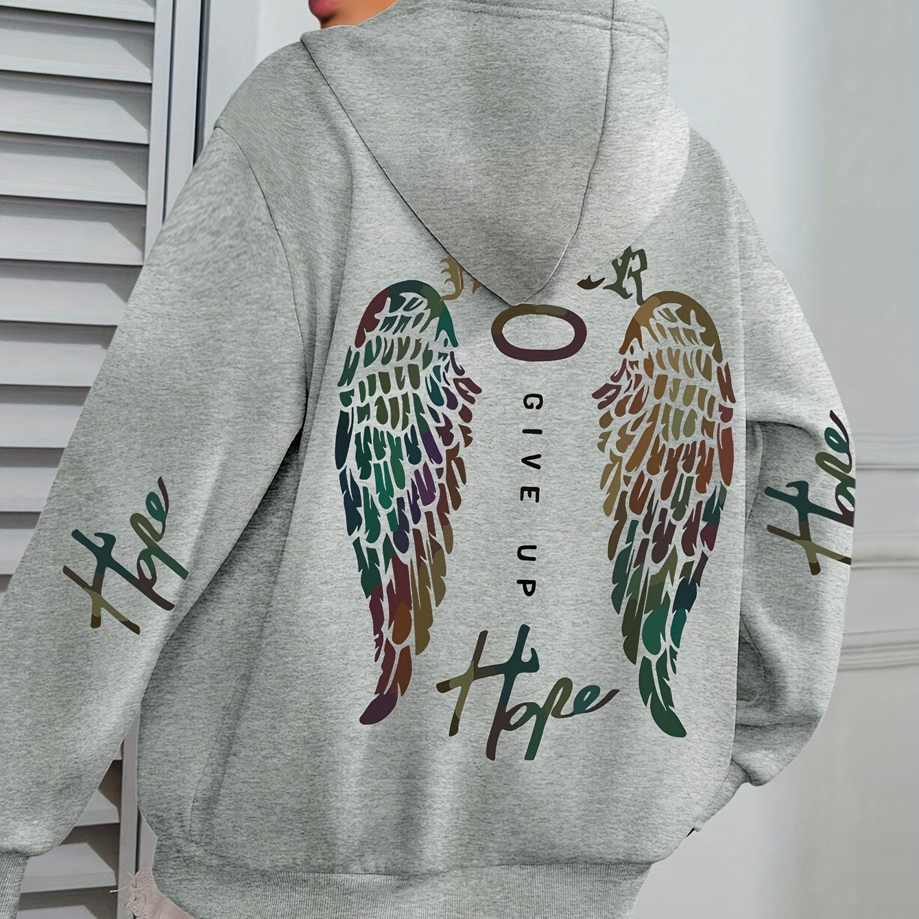 Толстовка с капюшоном для женщин больших размеров с графикой ангельских крыльев, светло-серый с зелёными акцентами