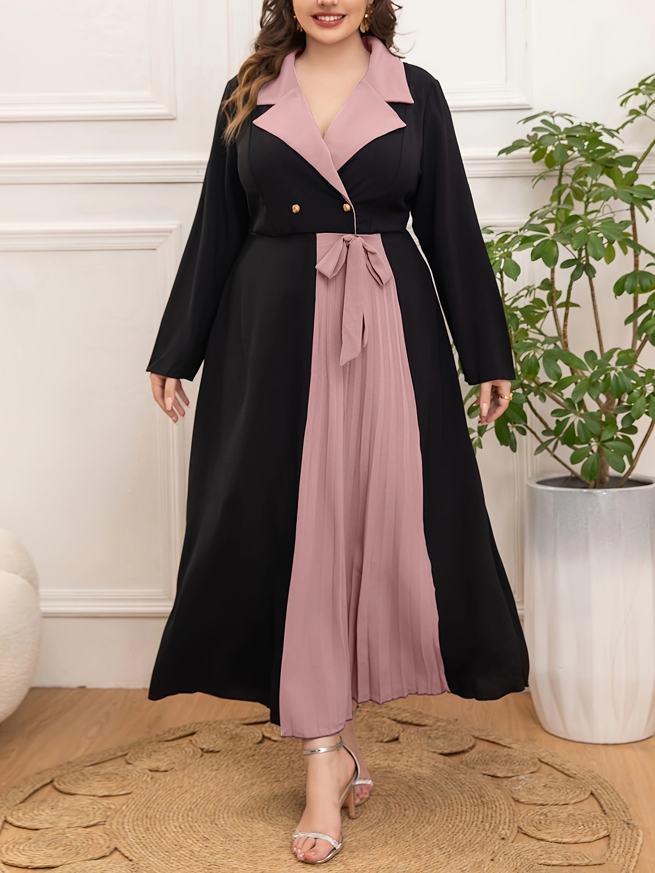 Yengil plus size V-yuqori tunika ko'ylagi, mustahkam rangda, ozgina cho'zilishga ega, barcha fasllar uchun ideal. 100% polyester to'qilgan matodan tayyorlangan.