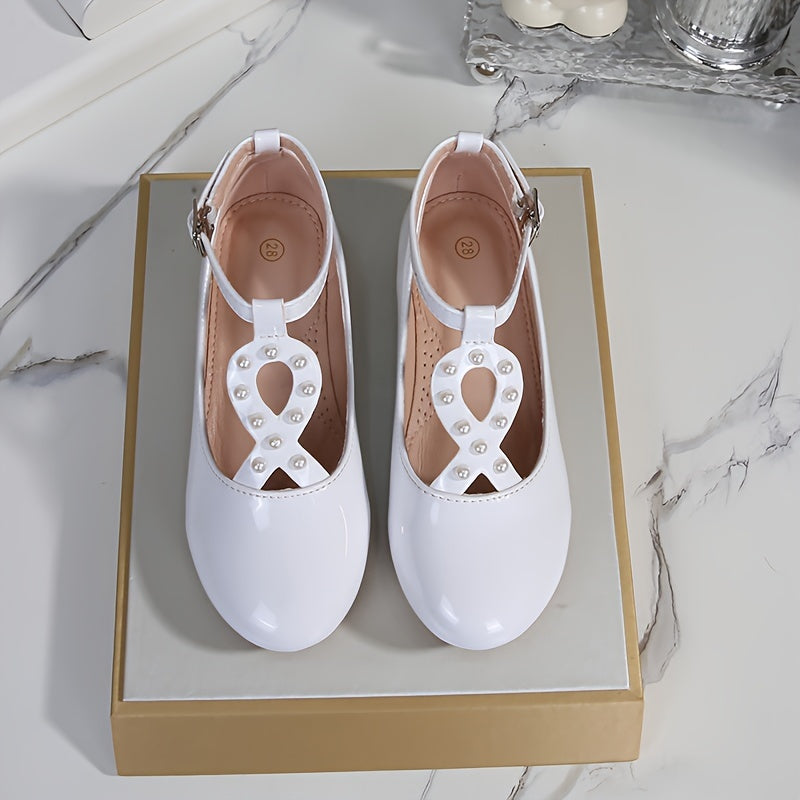 Zinati qora malika poyabzallari, marosimlar va ochiq havoda faoliyatlar uchun mukammal, marjonli bezaklar bilan.