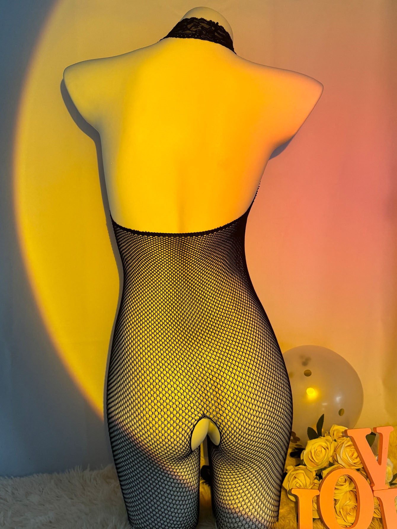 Ayollar uchun Sevgi kuni yoki maxsus tadbirlar uchun jozibali ichki kiyim, jumladan, sexy bodi, tanaga yopishgan paypoqlar, qorin qismidan ochiq tarmoq paypoqlari va dantel bilan bezatilgan bodilar.