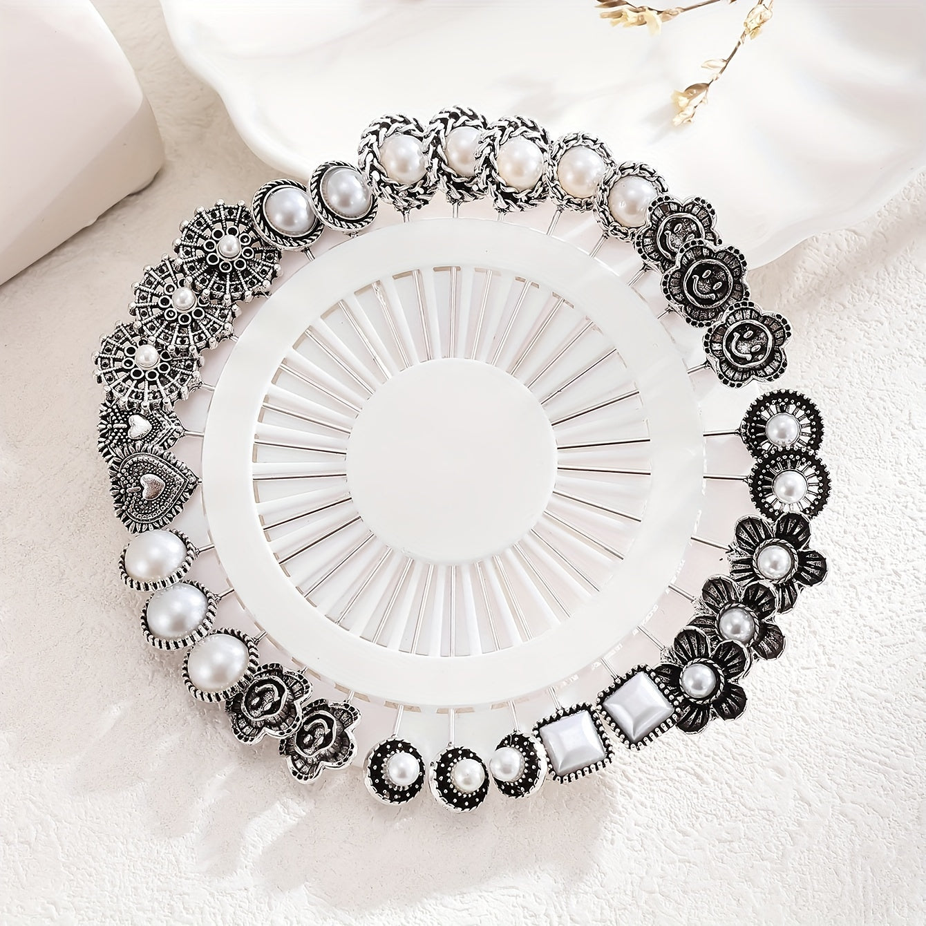 30 ta vintage uslubidagi gullar va yurak broshkalari to'plami, rux qotishmasidan yasalgan rhinestone bilan bezatilgan sharf pinlari, ta'til va har kuni kiyish uchun mukammal, ideal arab moda zargarlik aksessuari