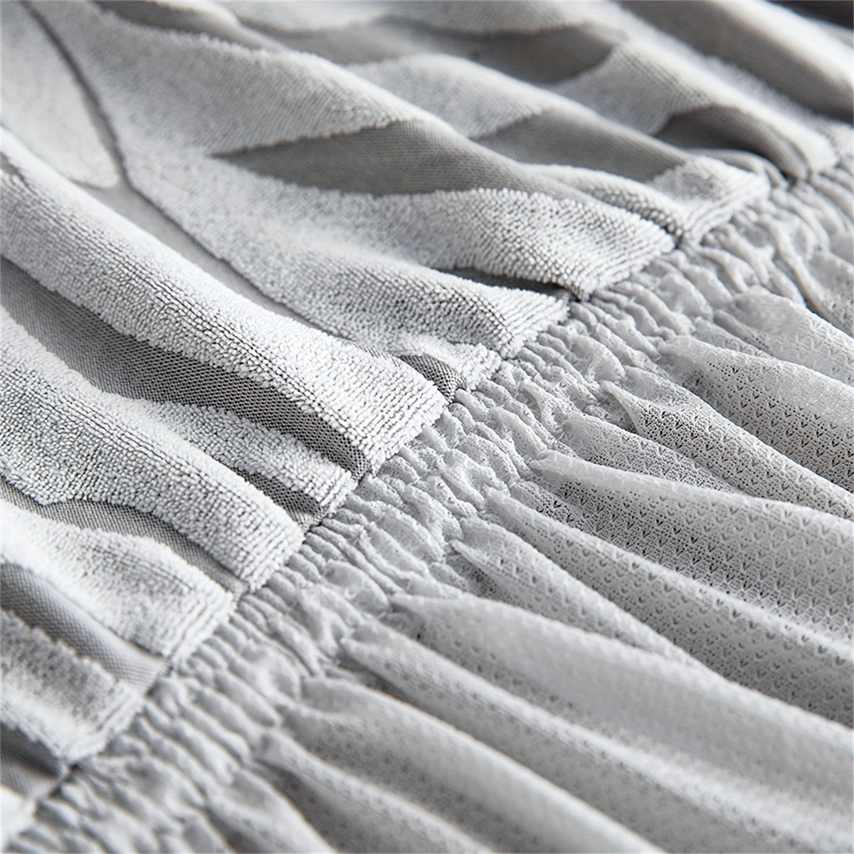 To'shak naqshli divan qoplamasi, qirrali, sirpanmaydigan va changdan himoyalovchi. Mebelni mushuk tirnalishlaridan himoya qiladi. Oson tozalash uchun mashinada yuvish mumkin. Yotoqxona, ofis yoki yashash xonasi bezatish uchun mos.