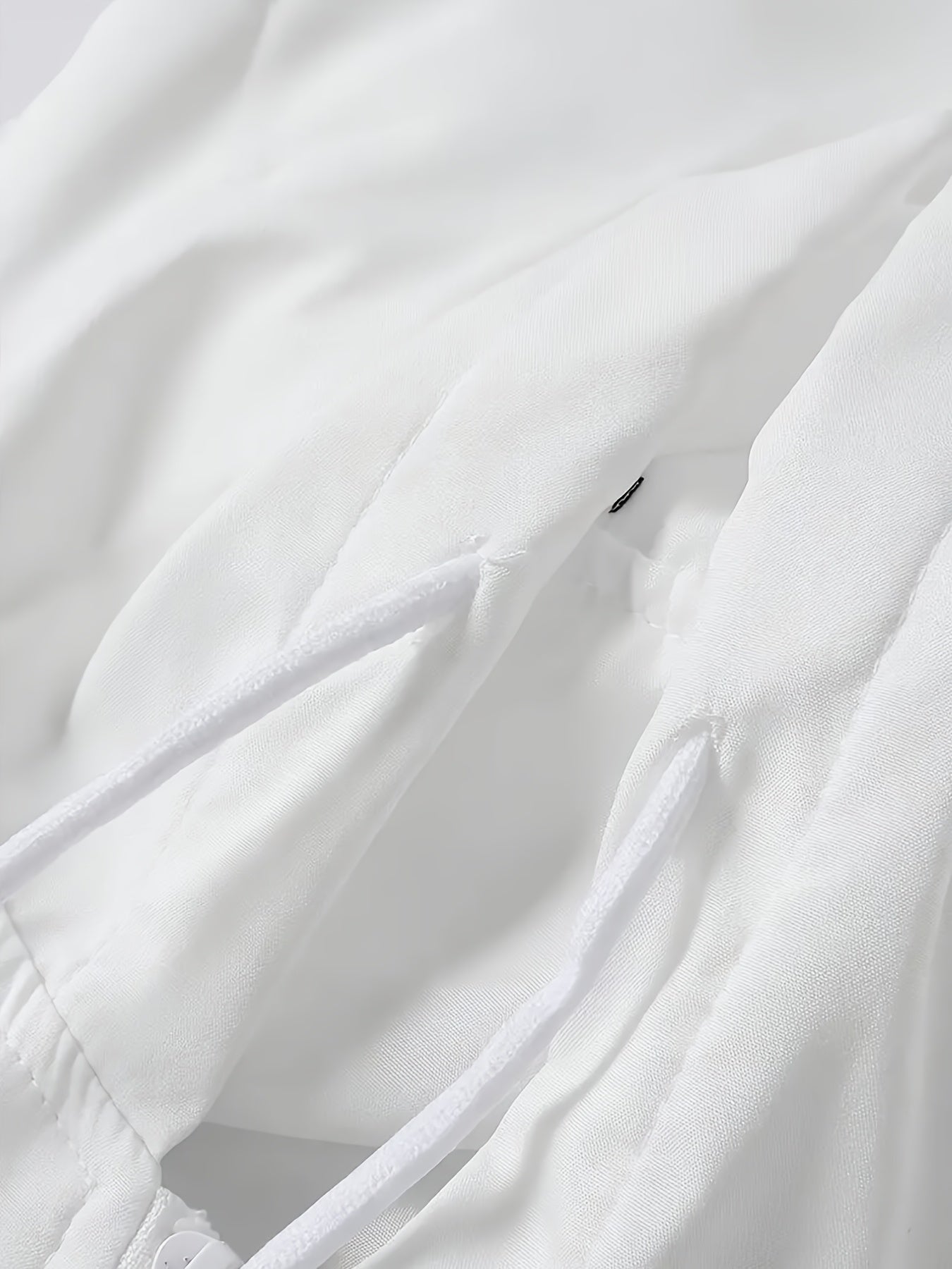 Erkaklar uchun poliester kapüşonli sport kostyumi, rangli blok dizayni bilan, ochiq havoda faoliyatlar va tasodifiy dam olish kunlari uchun ideal. Bahor/kovak uchun odatdagi moslikda cho'zilmaydigan mato to'plami.