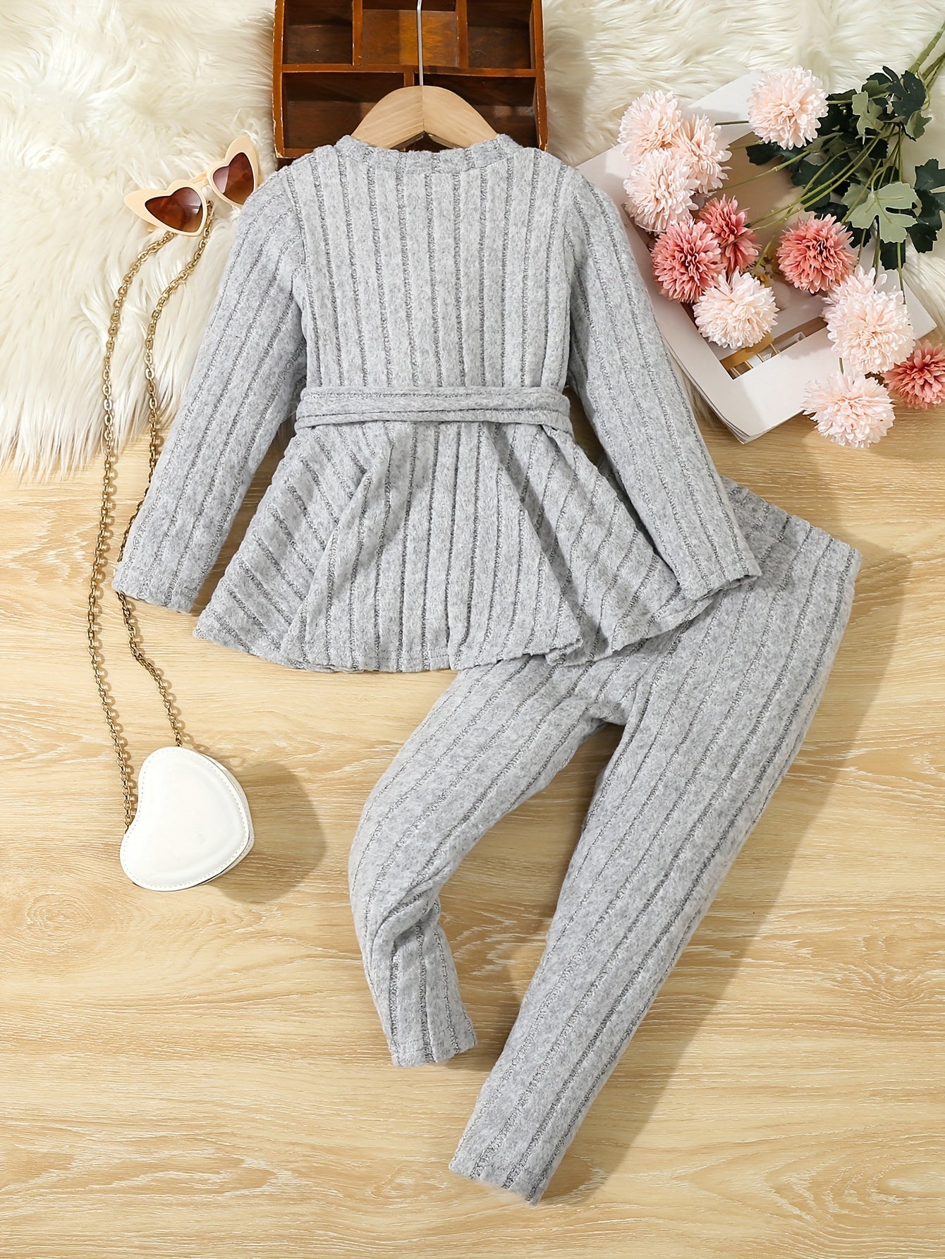 Qizlar uchun tashqi kiyim uchun to'qilgan kamonli bluzka va shimlardan iborat zamonaviy kiyim to'plami