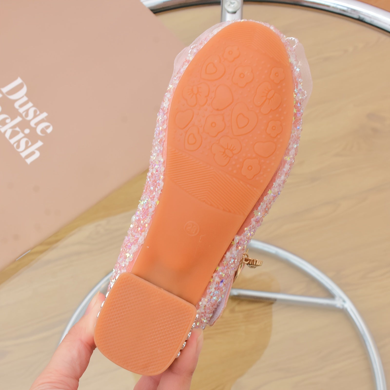 Pushti porloq kapalak kamonli Mary Jane tekis poyabzal, marvarid aksentlari bilan, to'ylar, partiyalar va rasmiy tadbirlar uchun mukammal.