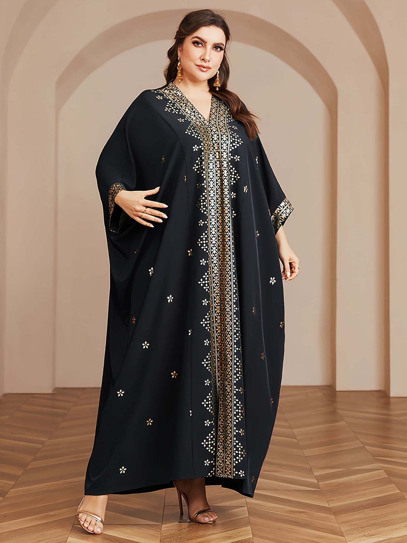 Plus o'lcham polyester V-shakli kaftan, tassellar va batwing qo'llari bilan