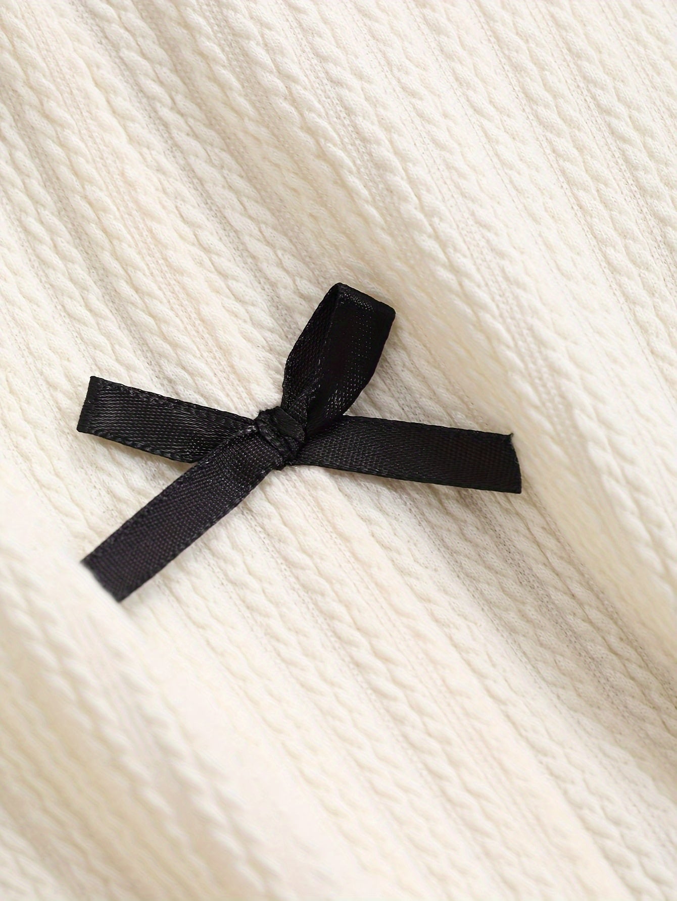 Шикарная женская футболка с длинным рукавом, с деталью в виде банта, боковым разрезом, круглым вырезом, рифленой текстурой и полиэстеровым составом - идеально подходит для весны и лета.